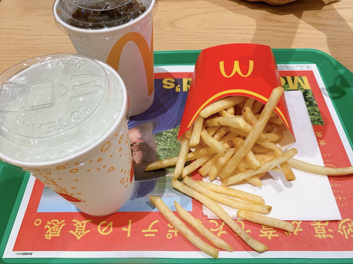 coco_ss14's tweet photo. 揚げたてポテトうめえ〜〜〜
ついでにスプライトも飲んじゃう https://t.co/STlOR8veyB