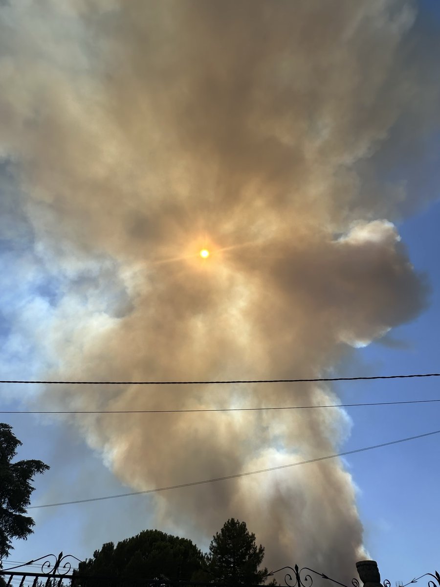 anaysumundo_87's tweet photo. #ifaldeadelfresno #aldeadelfresno #madrid #incendiosforestalesespaña #incendioforestalmadrid https://t.co/OZzUDLXOvf