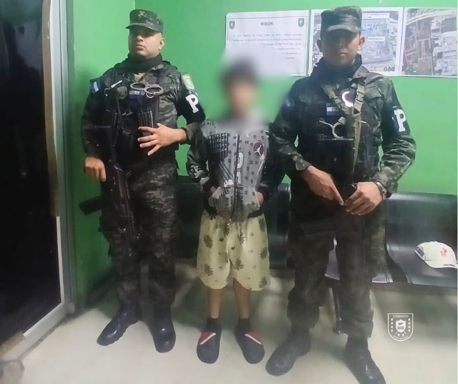 PMOPHN's tweet photo. 🚨 #AcciónSocial | PMOP brinda apoyo a menor de edad en San Pedro Sula.

Las @FFAAHN a través de la #PMOP (#6BPMOP), brindaron apoyo a un menor de edad que se encontraba perdido en la Gran Central Metropolitana de San Pedro Sula.

Con compromiso y vocación de servicio, los Policías Militares le brindaron protección y acompañamiento, trasladándolo a #DINAF, donde continuará el proceso de atención correspondiente.

Proteger también es servir, acompañar y estar cuando más se necesita.

#FFAAHN #PMOPHN