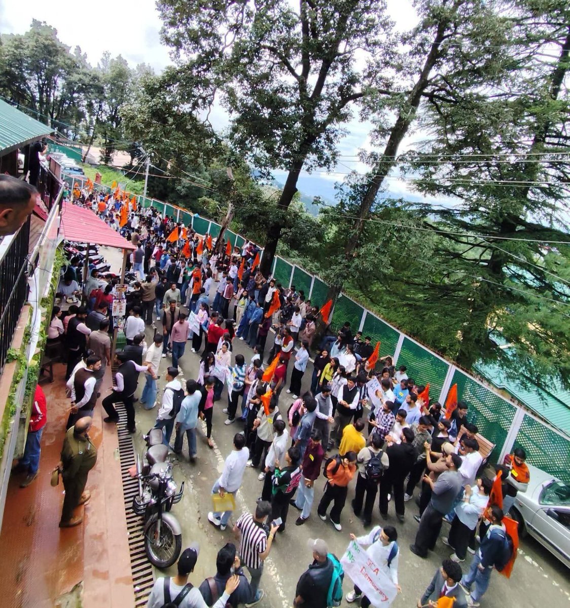 abvp4hpu's tweet photo. आज ABVP हिमाचल प्रदेश विश्वविद्यालय इकाई द्वारा विश्वविद्यालय परिसर के छात्रों को लामबंद करते हुए फीस वृद्धि के खिलाफ एवं छात्र संघ चुनाव बहाल करने की मांग को लेकर एक बड़ी आक्रोश रैली निकाली गई एवं एक धरना प्रदर्शन किया गया साथ ही कुलपति कार्यालय का घेराव किया ���या।
#ABVPHPU https://t.co/GyKzWWHYHv