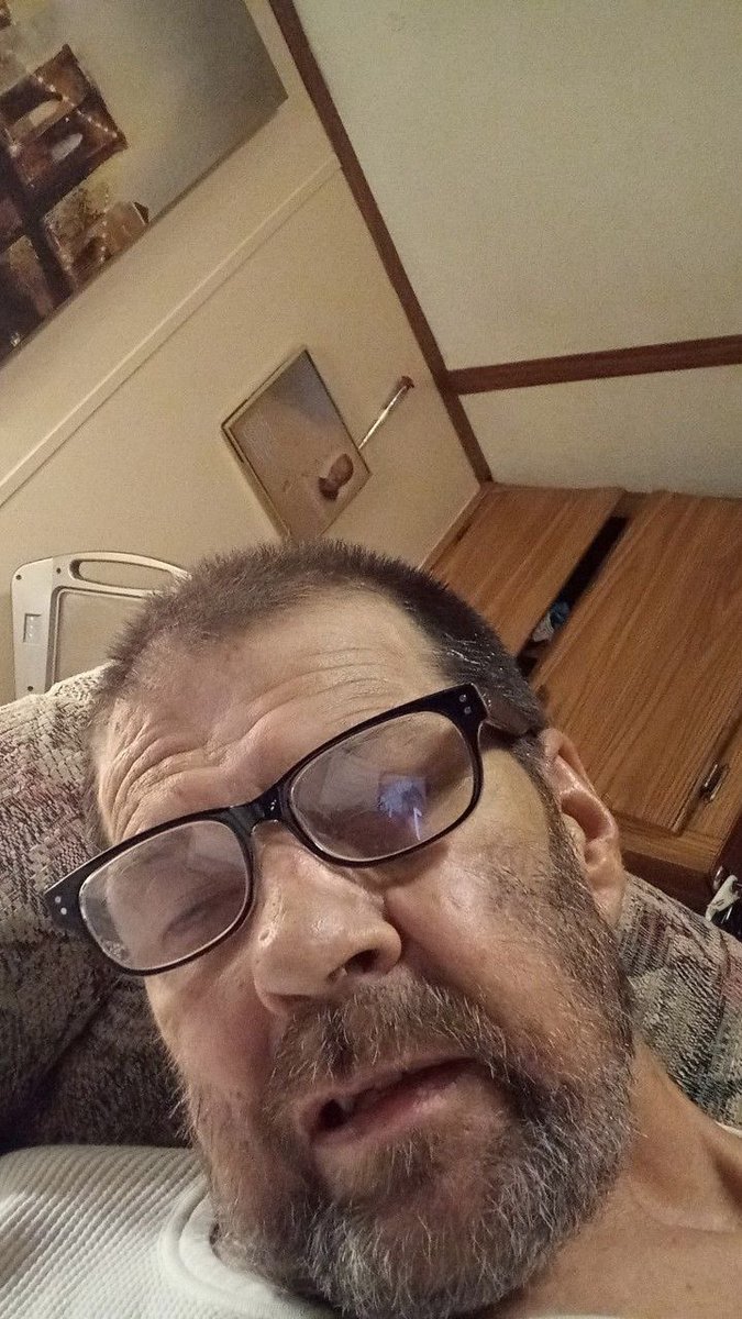 FEltrad's tweet photo. Hi im lonely i want to chat with someone please https://t.co/OdoMCqWta9