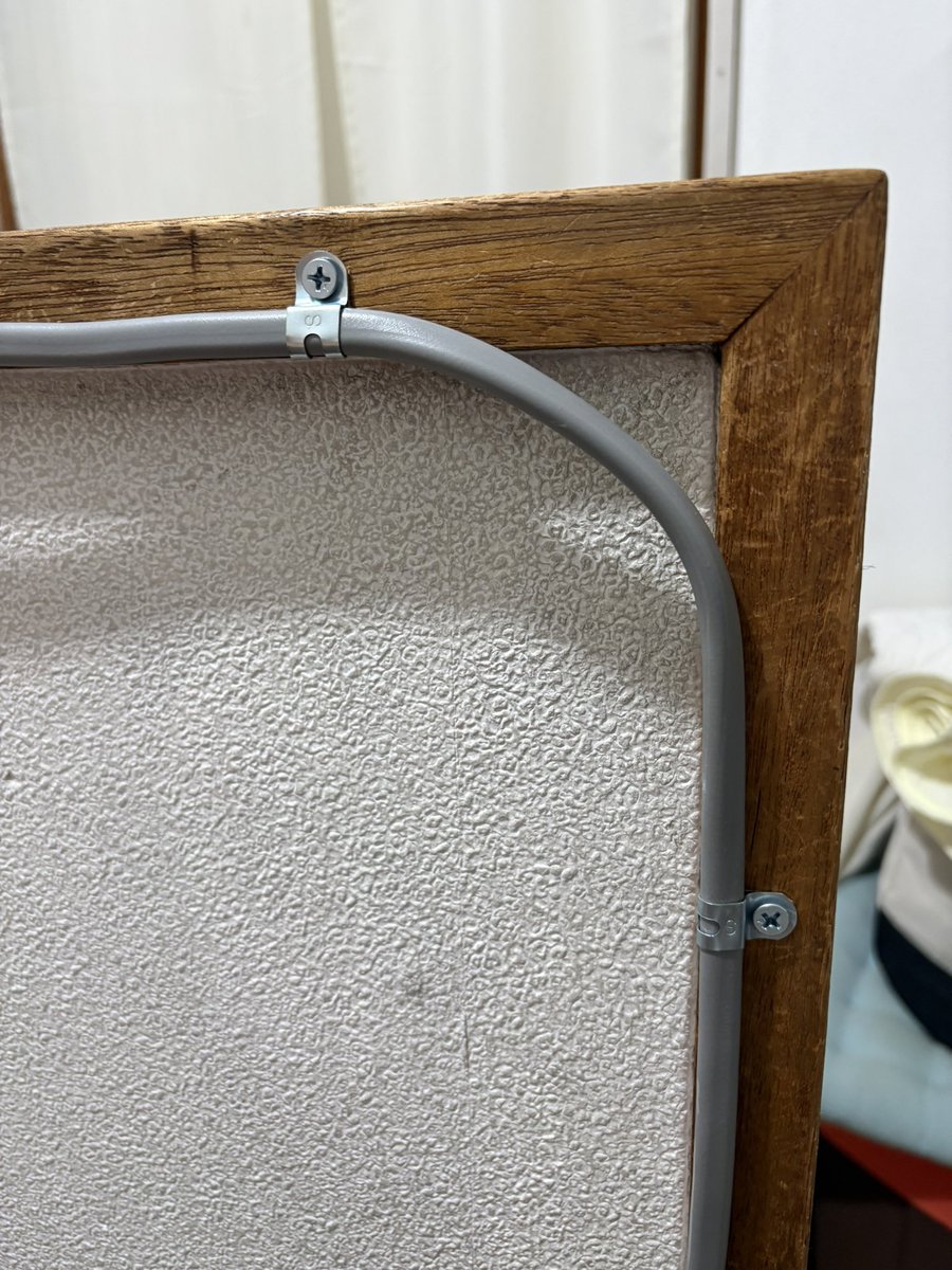 chiroru1231's tweet photo. エアコンの配線、階段の手摺りの手をつきそうなとこに金具を付けられて危ないと言ってたところ🙄

ホームセンターでカバーを3本買って1箇所試しに付けてみた

良い感じ👍🏻

週末にもう2箇所付けて、カバー買い足しに行こう🚐💨 https://t.co/BVrGbnMwkj