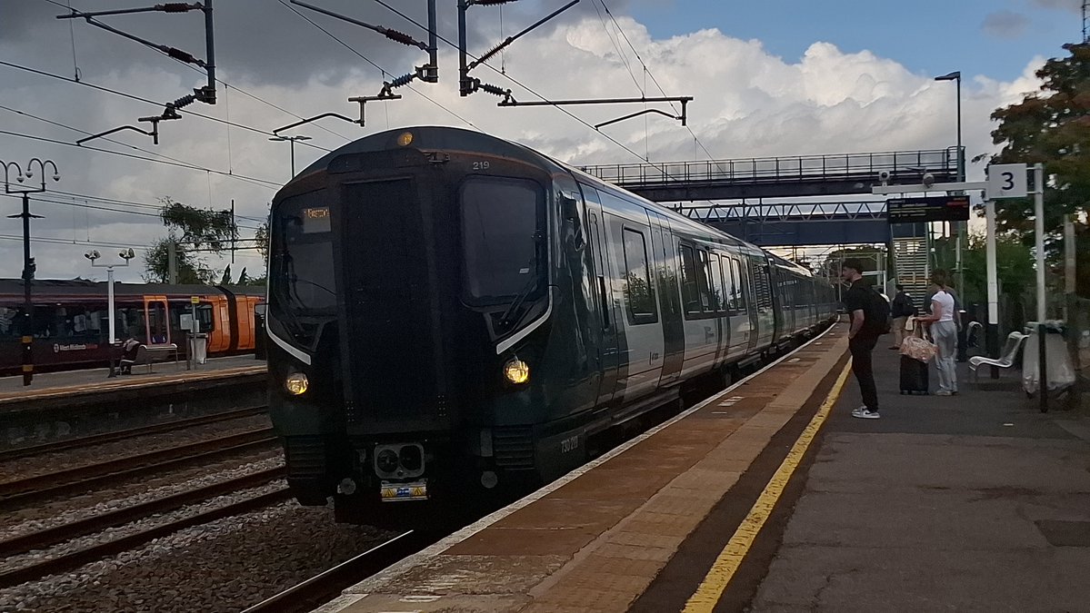 RbxTrains's tweet photo. A mix of freight, passenger and ECS move action today at Rugeley Trent Valley
@DBCargoUK 66028, @LumoTravel 222605, 345072 and @LNRailway 730219/730221 seen heading towards Nuneaton and Stafford
#railwayphotography
#purpletrain https://t.co/UebHKQrhjh
