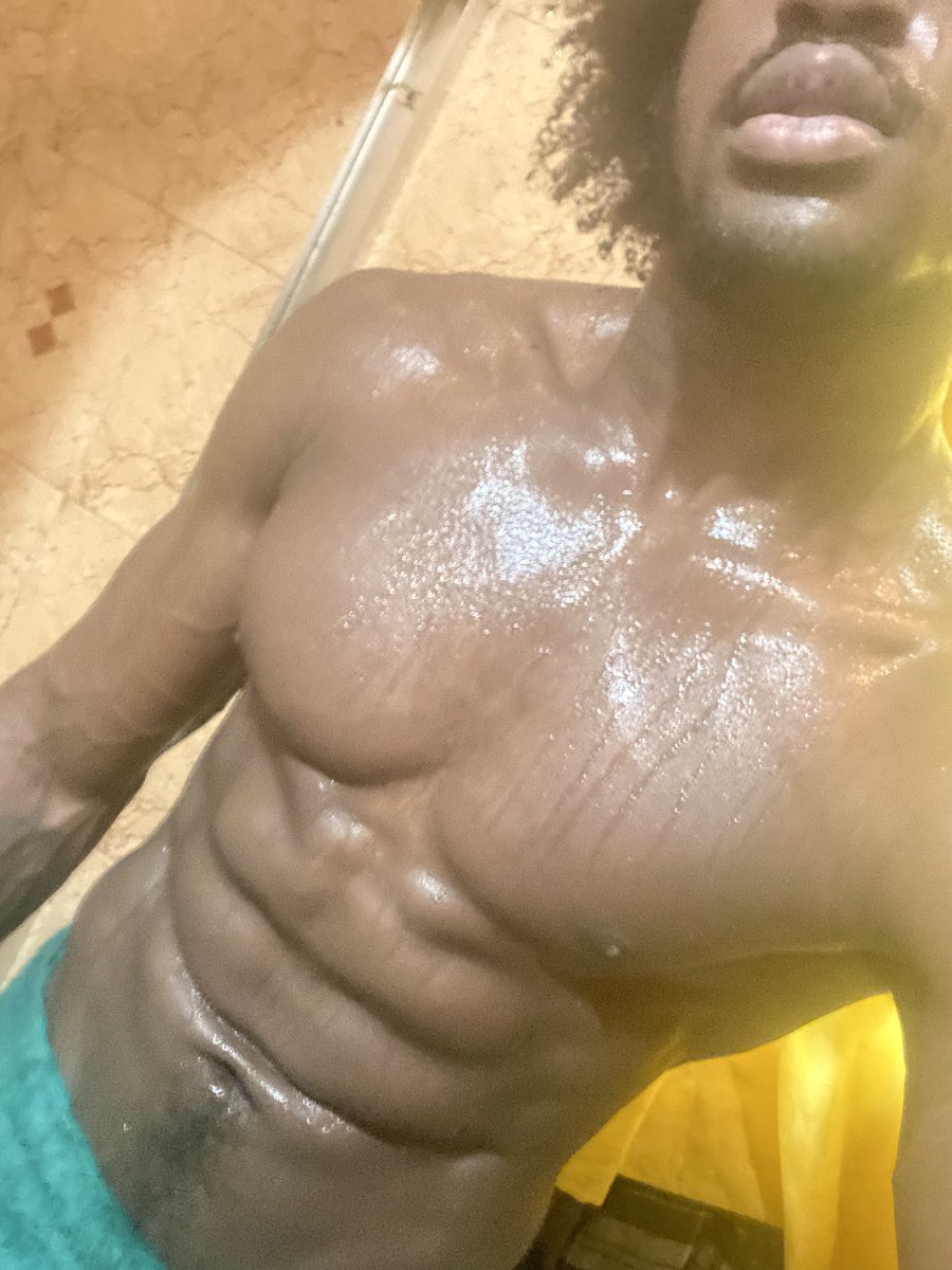 Mr_Ayyhooe's tweet photo. Hott n Ready 🥵😝
  #ThirstTrap #BlackMuscle #BlackMenFitness #Abs #flex #fitness https://t.co/0fX6vuL6Jt