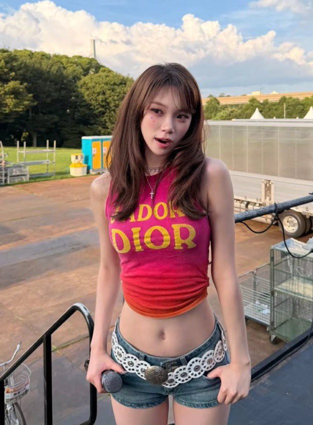 Locked4Minji's tweet photo. Does Chaewon need a BWC? https://t.co/jQKBSsQmia