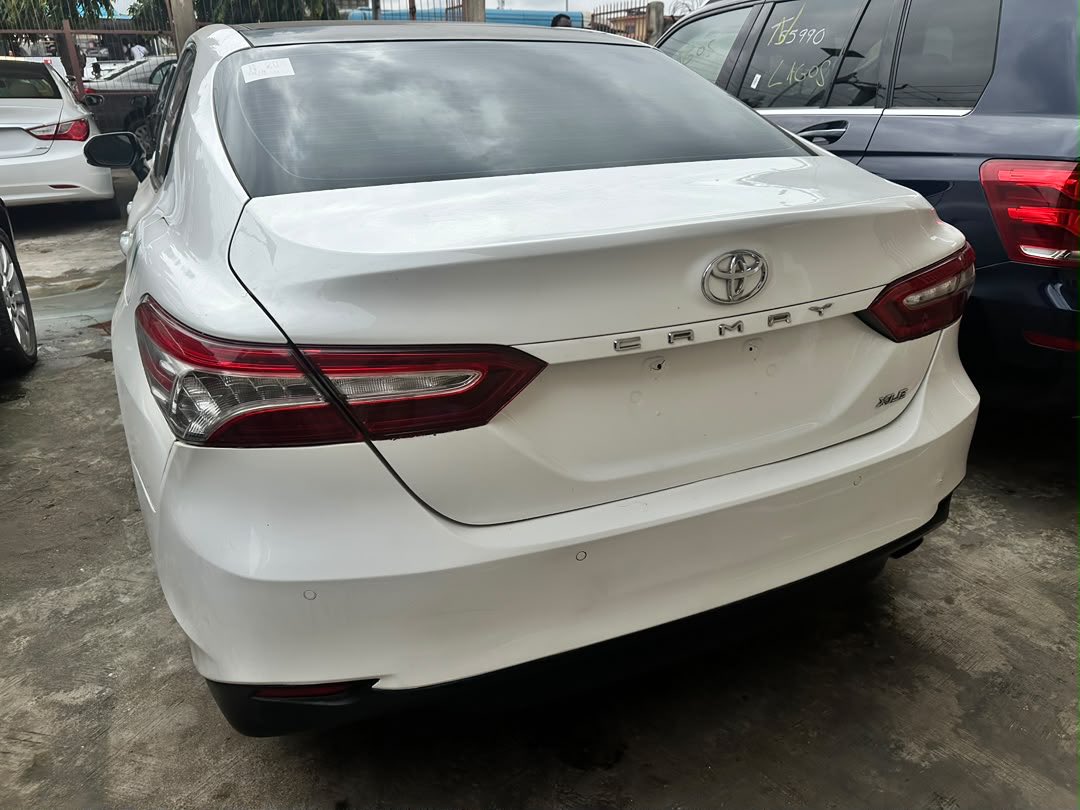 lammiesoh's tweet photo. Foriegn used 2018 Toyota Camry XLE Thumbstart, panoramic roof  Perfect condition  Duty paid  Accident free  4plugs Engine  Leather seats  LOCATION: Ikeja https://t.co/PvuDtzSlfe