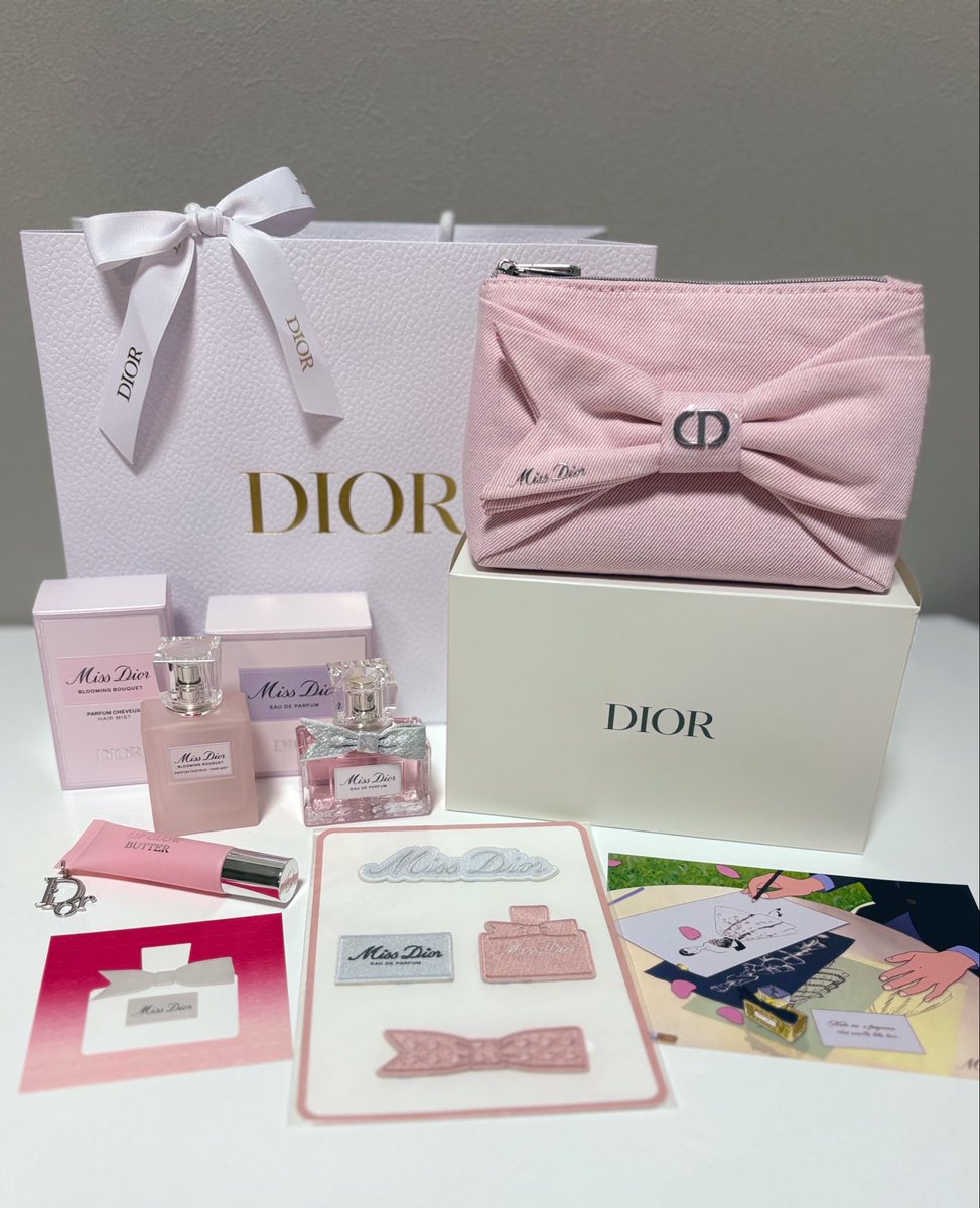cosme59csm's tweet photo. めちゃくちゃ可愛いすぎる‼️
ノベルティとは思えないDIORの激カワポーチ🎀
海外でノベルティ取り扱いしてたのすっごく羨ましくて日本にもくるのを願ってた😭🌟
淡いピンクとでっかいリボンが最高🚰 ·̫🚰🎀 https://t.co/sWn33pkMcE