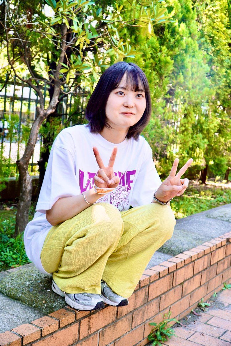 komsume_com's tweet photo. 【 新グッズ🗣📷 】

◎大人になりたくないなっT（L/XL）
◎スマイルロゴラババン

Model 
のんのん(@2525_nonnon) 
着用: ホワイト　L
ラババン　パープル/ホワイト

ジンちゃん(@911_mnl)
着用: ブラック　L
ラババン　ブラック https://t.co/yqqgZi3DNK