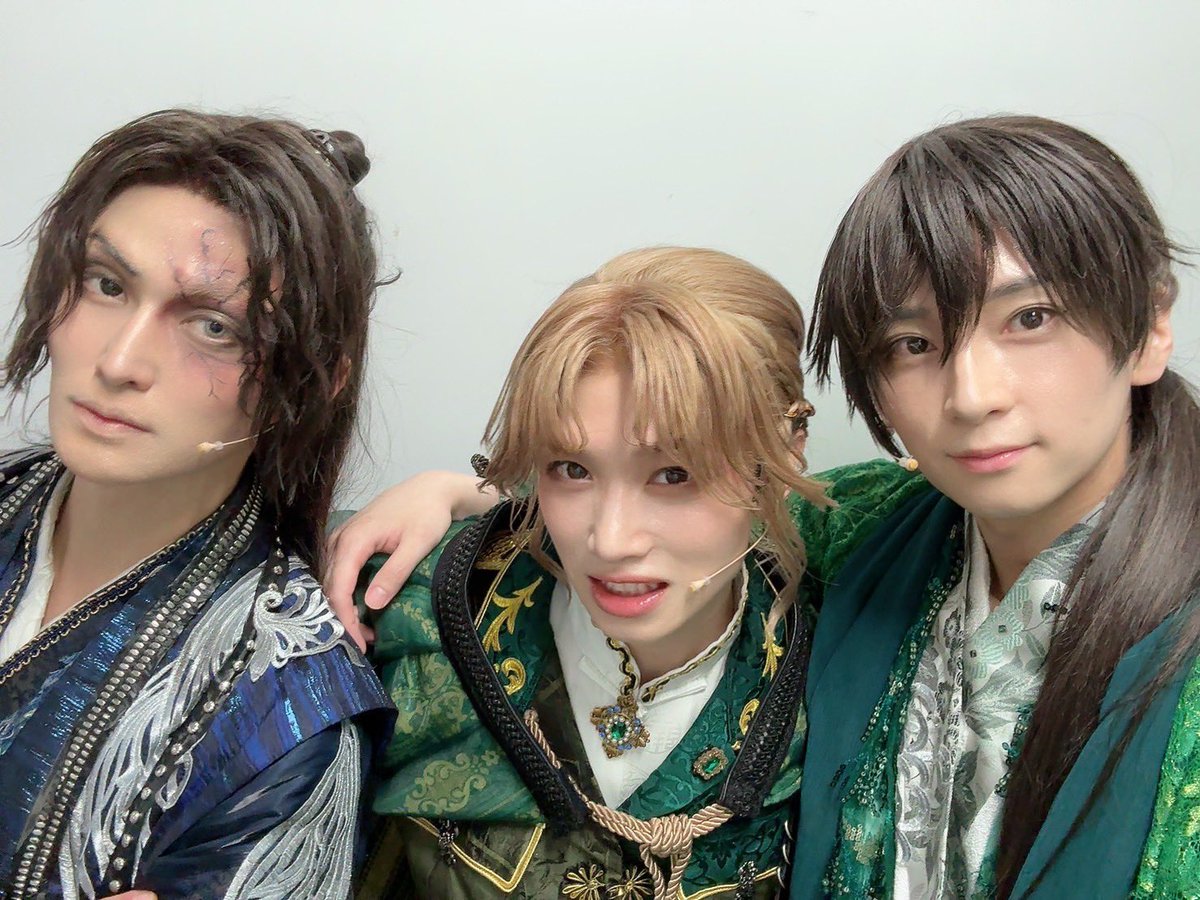uechan_0905's tweet photo. 🟩⚔️剣劇「三國志演技〜蜀漢」⚔️🟩

初日の幕が上がりました！

ご観劇誠にありがとうございました。

皆様の熱、拍手胸に刻まれております。幸せな景色を誠にありがとうございます。

明日からも精一杯届けます

戦友に支えられながらの一枚。

やりきった顔っ
#剣劇三國志 https://t.co/abPx4UwVFs