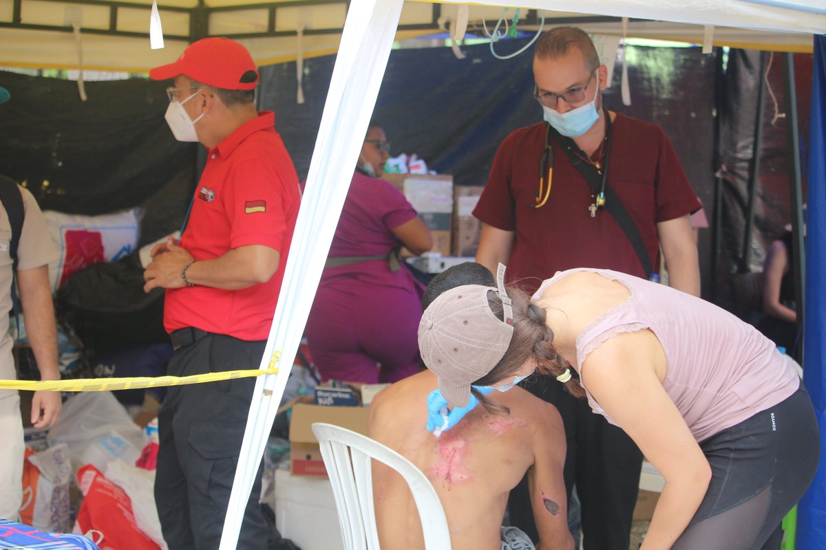 Col_Informa's tweet photo. 🚨 Rescatistas populares en Pereira fueron estigmatizados y obstaculizados por la Alcaldía mientras salvaban vidas tras el terremoto.

Autoridades metieron retroexcavadoras donde habían sobrevivientes detectados por sonido y desconocieron evidencias.

📎https://t.co/fScIy86v68 https://t.co/JaxAZ21szm
