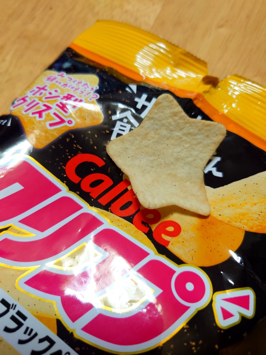 edamameball's tweet photo. クリスプに星型あった！
1個目は旦那が食べちゃったけど2個目は食べる前に写真取れた

…これさぁ顔つけたらちいかわの
｢流れ星、参上！｣やん

と旦那が言い出したよ☆ https://t.co/JD9xUwFV1D