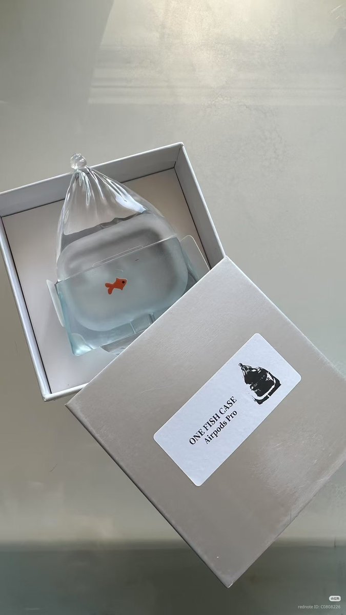 haivcy's tweet photo. PLISS... nemu barang unik fish airpods case, kaya beli ikan yang diplastikin itu GEMES SEKALIII https://t.co/j7s2Z2fVqh