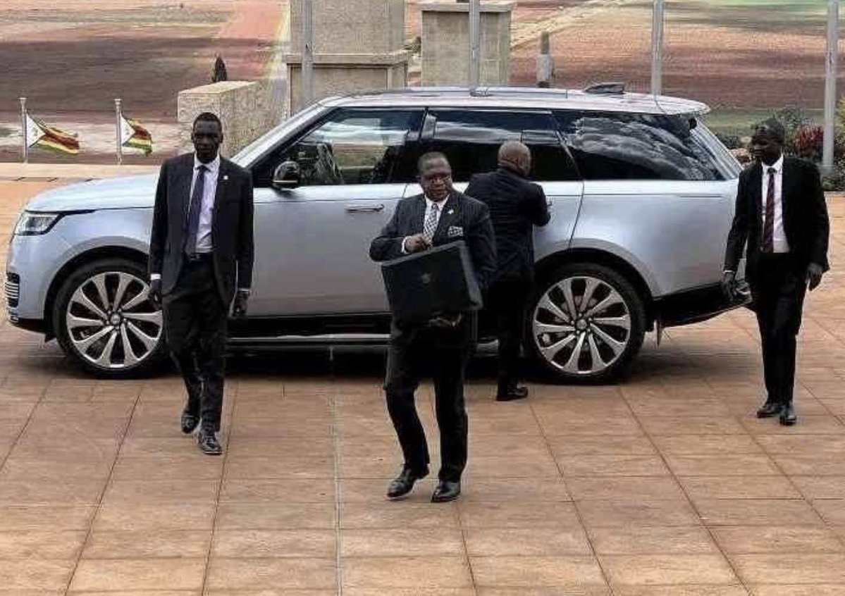 advocatemahere's tweet photo. 🔸When it’s time to buy state of the art, luxury vehicles for themselves, they are never short of money. 

When it comes to replacing a rickety ferry that’s the only mode of public transport for an underdeveloped rural community, they are always short of money.

They hate the poor.

We need new leaders.🇿🇼