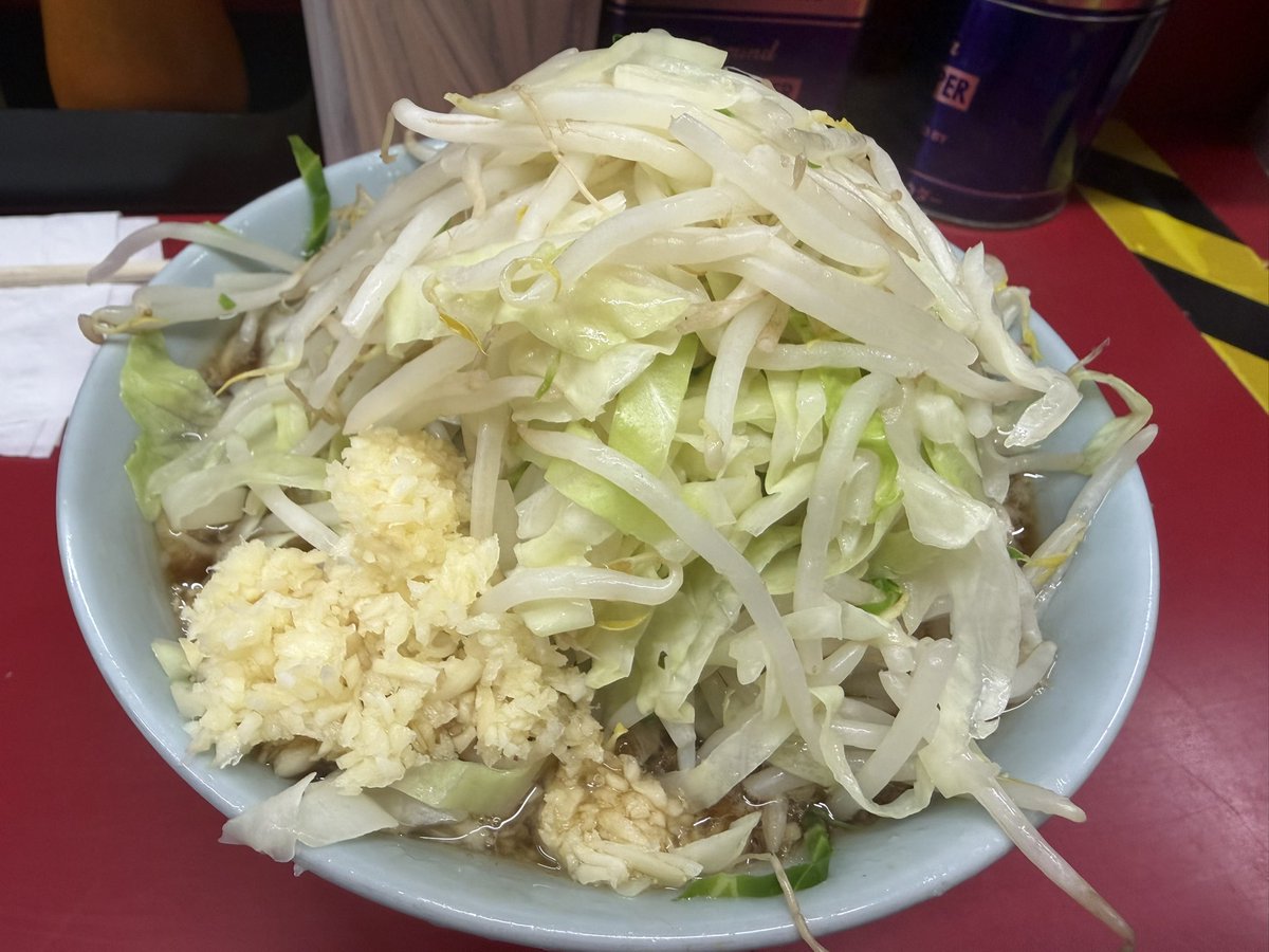 hi_hi_high_'s tweet photo. 二郎 中山駅前店 (36,44)
夏季休業の報を受け、夜の部にてデフォ。
ヤサイ、キャベツ割合高く俺好みの配分。ブタ、汁に染み込んでめちゃ柔らかくてウメェッ！麺、完璧な茹で加減で吸い込めるもの。技が継承されており感動！
精鋭助手氏の集う厨房は新鮮でした。ごちそうさまでした！良いお休みを… https://t.co/f5fN2MihRx