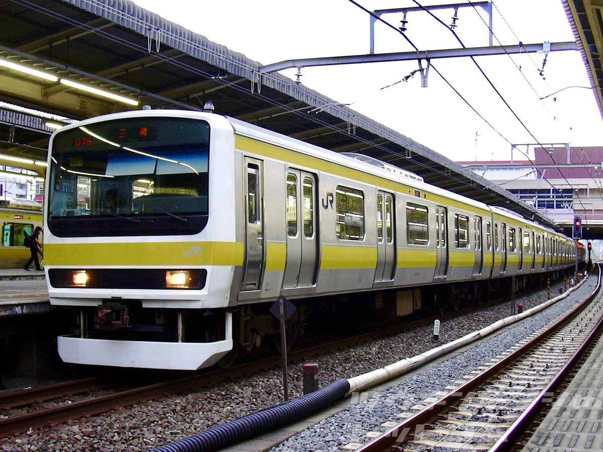 com_train_com's tweet photo. 中央・総武線各駅停車でデビューした当初は、“幅広車体”を活かして混雑時間帯の運用に優先的に投入されていた209系500番台。

同世代のE217系が廃車されている事を見ると、置き換え対象になっても何ら不思議ではない車齢となりました。

#209系500番台 https://t.co/9iBl9rQCta
