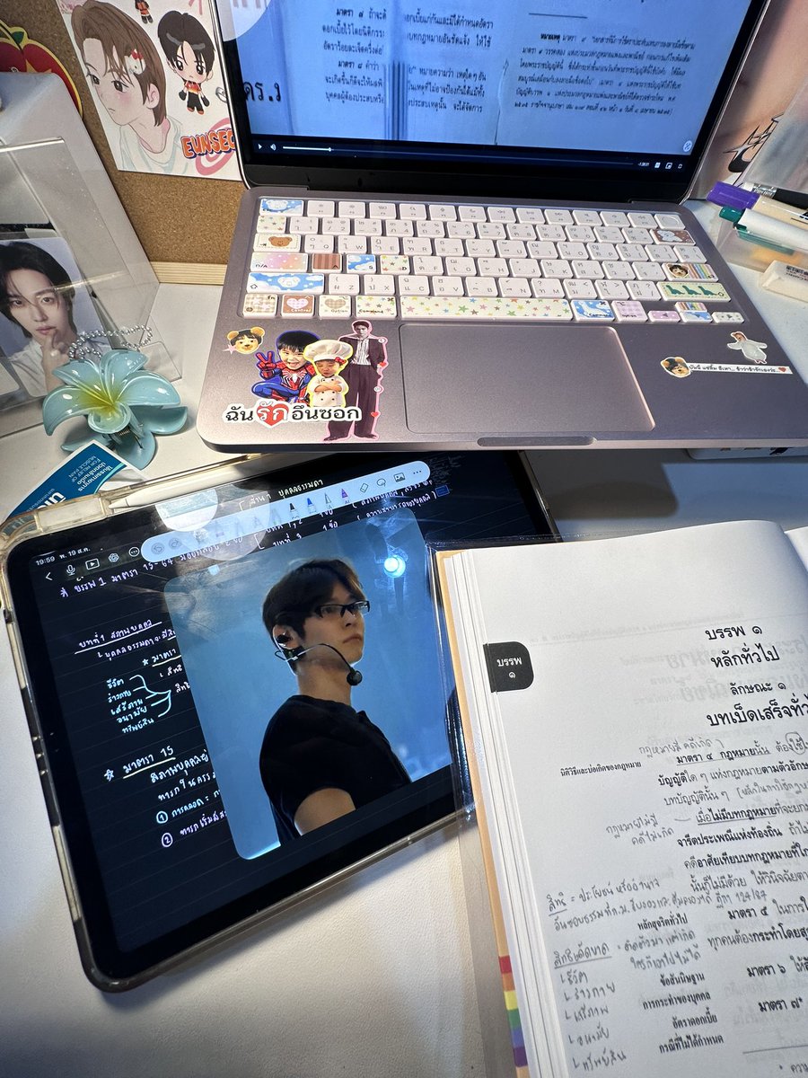 tatataee_'s tweet photo. หนังสือยังไม่น่ามองเท่าหน้าแว่นเลย https://t.co/roLfCxQJYC