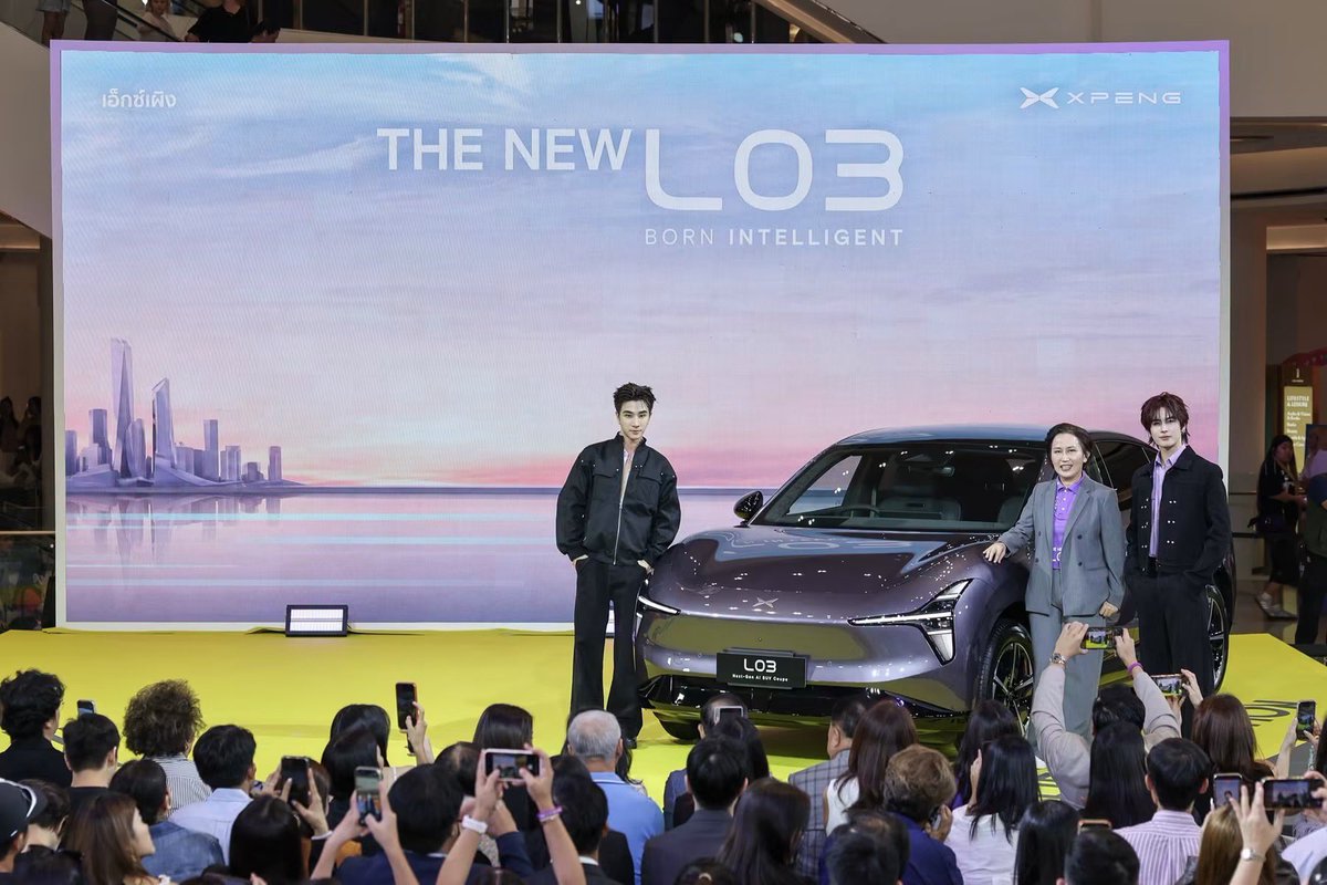 newsway_ent's tweet photo. เอ็กซ์เผิง ประเทศไทย เปิดวาร์ปความล้ำ! ‘XPENG L03’ ยานยนต์ AI สุดคูล ภายใต้แนวคิด ‘Born Intelligent’ ครั้งแรกในไทย ‘เพิร์ธ-แซนต้า’ คู่จิ้นเคมีปีศาจ ร่วมสัมผัสนวัตกรรมอัจฉริยะใจกลางกรุง
 #PerthTanapon #Santapp 
#THENEWXPENGL03 
#BornIntelligent 
#XPENGThailand
ปังไม่ไหว! เอ็กซ์เผิง ประเทศไทย ผู้นำเข้าและจัดจำหน่ายยานยนต์ไฟฟ้าอัจฉริยะระดับพรีเมียม-ไฮเทค อย่างเป็นทางการ เผยโฉม ‘THE NEW L03’ ยานยนต์ไฟฟ้าทรงสปอร์ตสไตล์คูเป้รุ่นล่าสุดครั้งแรกในไทย ที่รังสรรค์ขึ้นภายใต้แนวคิด ‘Born Intelligent’ รองรับทุกไลฟ์สไตล์อย่างลงตัว โดดเด่นด้วยดีไซน์ อันเป็นเอกลักษณ์ ผสานเทคโนโลยี AI ฉลาดล้ำเข้าถึงง่าย ‘เพิร์ธ-แซนต้า’ คู่จิ้นเจ้าของฉายา ‘เคมีปีศาจ’ ควงแขนขึ้นเวทีเติมเต็มสีสัน พร้อมสัมผัสนวัตกรรมสุดล้ำ ที่รองรับทุกจังหวะชีวิต และการเดินทางอย่างสมบูรณ์แบบ ณ แฟชั่น ฮอลล์ ชั้น 1 ศูนย์การค้าสยามพารากอน
 
อภิวันท์ สิงห์ทวีศักดิ์ ประธานเจ้าหน้าที่บริหาร เอ็กซ์เผิง ประเทศไทย กล่าวว่า “ความสำเร็จและกระแสตอบรับอย่างล้นหลามของ G6 และ X9 ในประเทศไทย คือพลังขับเคลื่อนสำคัญที่ทำให้ เอ็กซ์เผิง ประเทศไทย ไม่เคยหยุดพัฒนา วันนี้ เราพร้อมพาทุกท่านก้าวสู่อีกระดับ ของยานยนต์แห่งอนาคต ด้วย ‘THE NEW L03’ ยานยนต์ไฟฟ้าอัจฉริยะทรงสปอร์ตสไตล์คูเป้ ที่พร้อมทำให้ทุกคนเข้าถึงเทคโนโลยีการขับอัจฉริยะได้ง่ายขึ้น และสนุกกับทุกการเดินทางได้มากกว่าเดิม พร้อมมอบความอุ่นใจด้วยเครือข่ายบริการหลังการขาย ที่ครอบคลุมสู่ 30 สาขาทั่วประเทศ ตอกย้ำความมุ่งมั่นและคำสัญญาของเรา ที่จะส่งมอบสิ่งที่ดีที่สุด ให้แก่ลูกค้าในประเทศไทยเสมอมา"
 
สำรวจ THE NEW XPENG L03 รอบคัน รังสรรค์ขึ้นอย่างโดนใจในแบบ Next-Gen AI SUV Coupe โดดเด่นด้วยดีไซน์ภายนอกสไตล์สปอร์ตฟาสต์แบ็ก ลื่นไหลพริ้วไหวตามหลักแอโรไดนามิก สะกดทุกสายตาด้วยชุดไฟหน้า Starship, ไฟท้าย Full-Width Star-Ring พาดยาวเต็มพื้นที่ ประตู และกระจกมองข้างแบบไร้ขอบ ห้องโดยสารเน้นความหรูหราด้วยวัสดุ Soft-Touch กว่า 70% ผสานไฟสร้างบรรยากาศแบบโอบล้อม 256 สี พร้อมหน้าจอแสดงข้อมูลการขับ 8.88 นิ้ว จอกลาง 15.6 นิ้ว และเฮด-อัพดิสเพลย์ ตอบโจทย์ความอเนกประสงค์ ด้วยจุดยึดอุปกรณ์เสริมแบบเกลียว 5 จุด และแบบแม่เหล็กอีก 8 จุด พร้อมพื้นที่เก็บสัมภาระใต้ฝากระโปรงหน้าความจุ 102 ลิตร ลิ้นชักใต้เบาะหลัง ท้ายรถความจุ 539 ลิตร เบาะหลังพับได้ 40:20:40 และเพิ่มเป็น 1,640 ลิตร เมื่อพับเบาะทั้งหมด ขณะที่สมรรถนะมาเต็ม ขับเคลื่อนล้อหลังด้วยมอเตอร์เดี่ยว เดินทางใกล้ไกลอุ่นใจสบายอารมณ์ ชาร์จจาก 10-80% ในเวลา 20 นาที มีให้เลือก 3 รุ่นย่อย คือ Standard Range Plus กำลังสูงสุด 222 แรงม้า (PS), Long Range Plus และ Long Range Ultra กำลังสูงสุด 249 แรงม้า (PS) โครงสร้างตัวถังมาตรฐานยุโรป ผสานห้องโดยสารสีเทาเข้ม (Dark Gray) จับคู่กับสีภายนอกที่มีให้เลือก 4 เฉดสไตล์สปอร์ต คือ เทา (Rock Gray), ขาว (Arctic White), ดำ (Midnight Black) และม่วง (Phantom Purple) ดีต่อใจ
 
ยกระดับความมั่นใจด้านบริการหลังการขาย ด้วยการบริหารจัดการระบบอะไหล่อย่างมีประสิทธิภาพ เพิ่มพื้นที่คลังอะไหล่กว่า 3 เท่า พร้อมเดินหน้าขยายเครือข่ายทั่วประเทศ เพื่อส่งมอบบริการที่ดีที่สุด โดยปัจจุบัน เอ็กซ์เผิง มีเครือข่ายทั่วประเทศ ทั้งหมด 20 สาขา และภายในปีนี้ มีแผนเพิ่มผู้จำหน่ายและศูนย์บริการอีก 10 แห่ง รวมเป็น 30 แห่งทั่วประเทศ เพื่อรองรับการเปิดตัวรถยนต์รุ่นใหม่ และการเติบโตของฐานลูกค้า พร้อมให้ความสำคัญกับมาตรฐานบริการ เพื่อให้ลูกค้าสามารถเข้าถึงได้อย่างสะดวก รวดเร็ว และครอบคลุมมากยิ่งขึ้น  
 
ผู้ที่สนใจสามารถลงทะเบียนเพื่อจองสิทธิ์ เอ็กซ์เผิง ‘THE NEW L03’ Next-Gen AI SUV Coupe ได้แล้ววันนี้ ที่โชว์รูม เอ็กซ์เผิง ทั่วประเทศ และสามารถชมรถคันจริง ระหว่างวันที่ 18-23 สิงหาคมนี้ ที่แฟชั่น ฮอลล์ ชั้น 1 ศูนย์การค้าสยามพารากอน และ 21-30 สิงหาคม ที่งาน BIG MOTOR SALE 2026 ไบเทคบุรี บางนา กรุงเทพมหานคร

PERTHSANTA UNVEILING XPENG