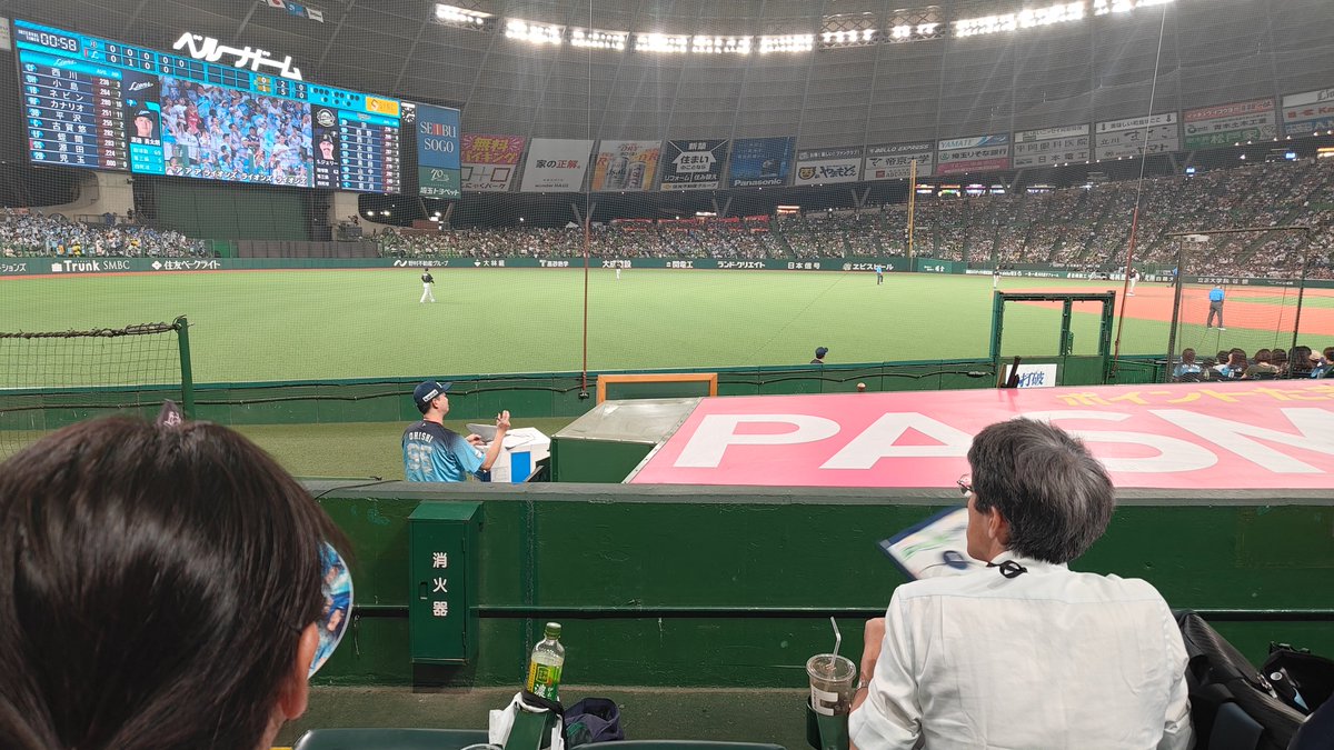 ne_kku's tweet photo. れおほー！今日は今年1ブルペンの近くでした。球を受ける音が凄くよく聞こえた。試合は負け展開で9裏に入って同点ホームランからのサヨナラ。あ、昨日見たやつ！ってなりました。今日は調子が悪くビールワンコインデーだけどビール飲める体調じゃなかった…なので今年初のパワープレートのみでした。 https://t.co/y5P13Q6cup