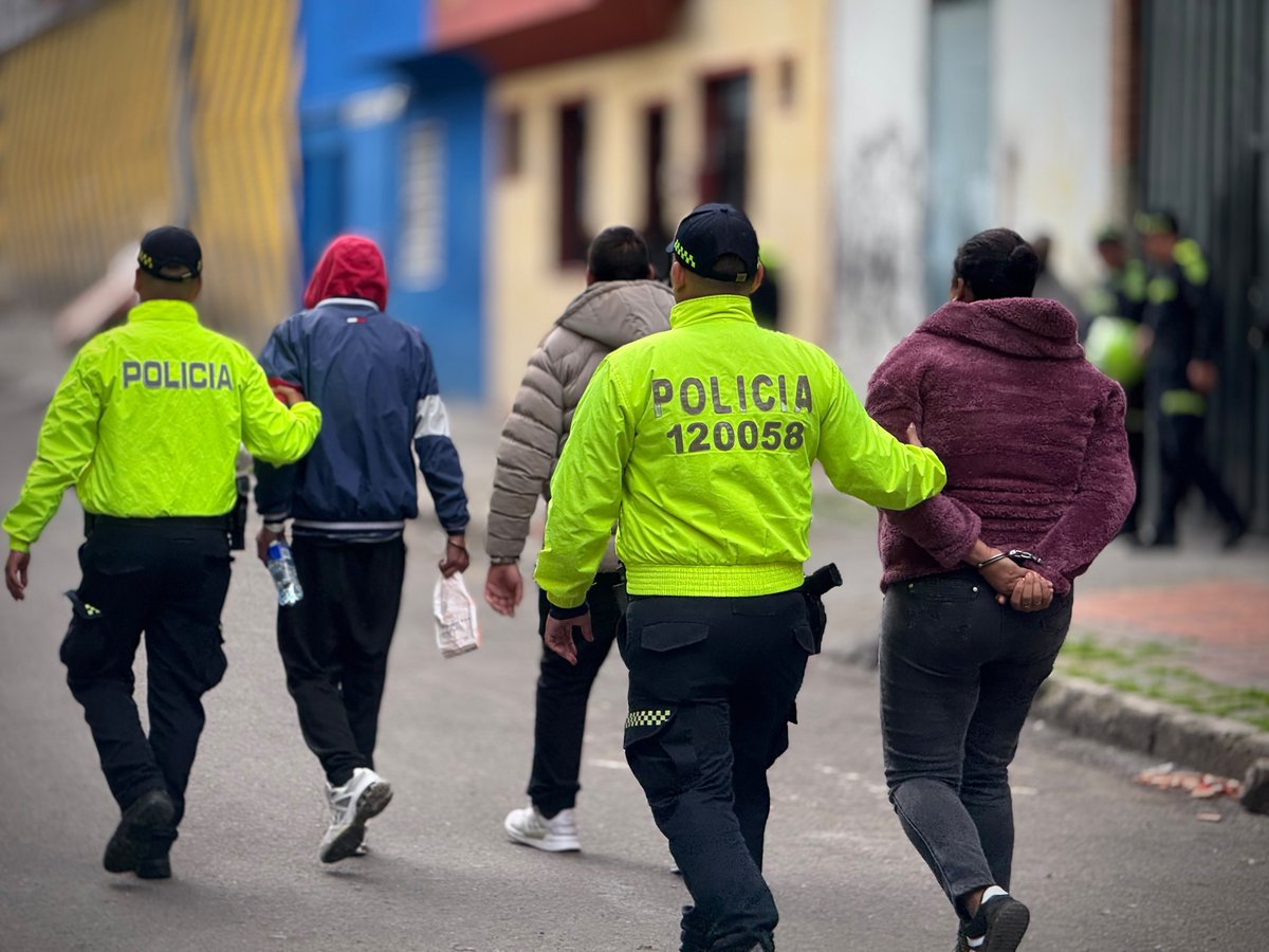 PoliciaBogota's tweet photo. Le entregamos a la ciudadanía estos resultados:

✅ Incautadas 1300 dosis de bazuco,cocaína y marihuana.
✅ Más de $3 millones producto de la renta criminal. 

Dos predios contaban con extinción de dominio desde 2018 y al parecer seguían traficando estupefacientes. https://t.co/yC2DLo0T1S