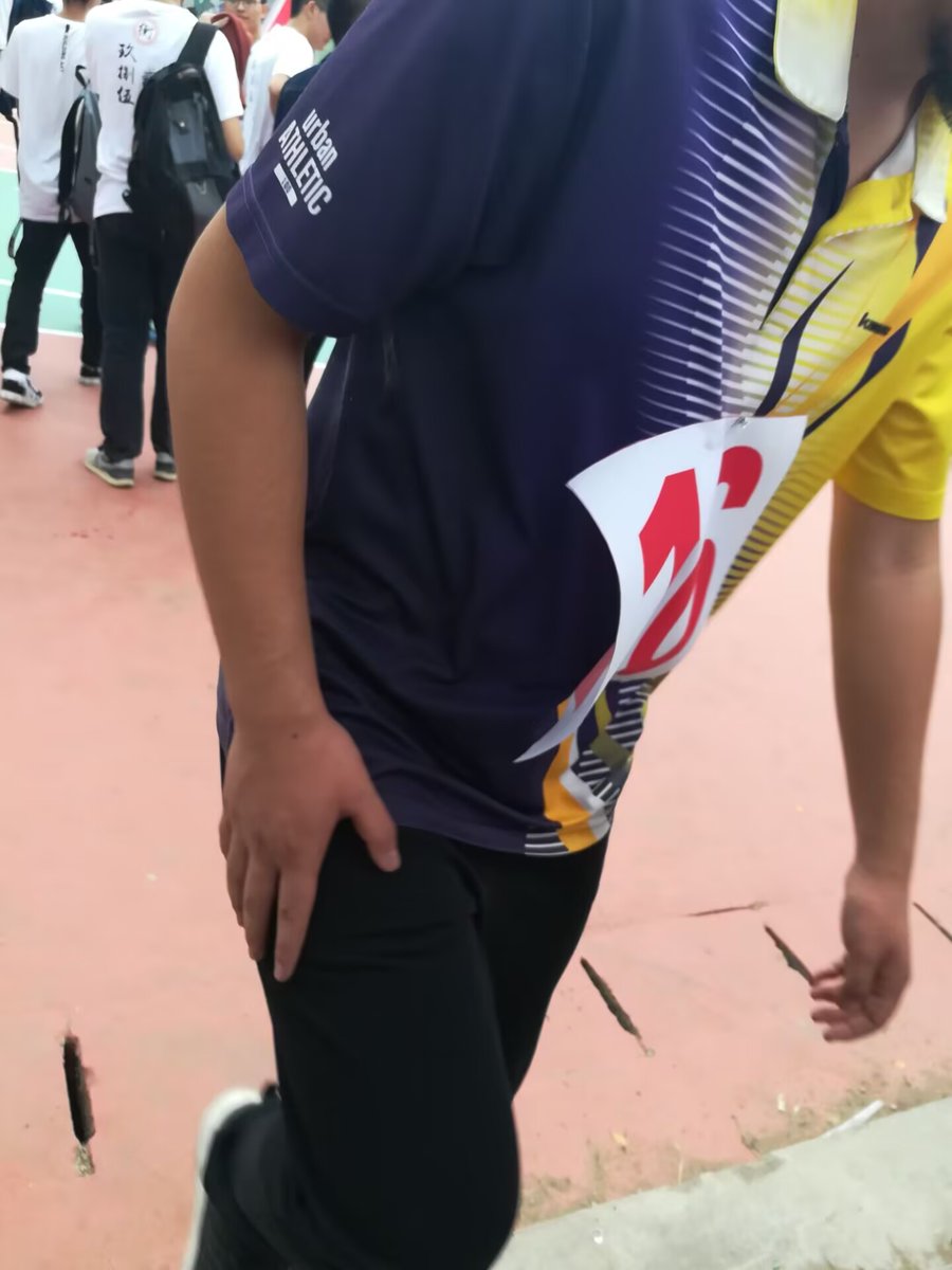 bulin_h's tweet photo. （胡子小哥6）运动会上。小哥去参加比赛，衣服上还别着号码牌。闻着小哥身上的汗味一路偷拍。（想拿走他的衣服☺️） https://t.co/NFSwbZsAAr