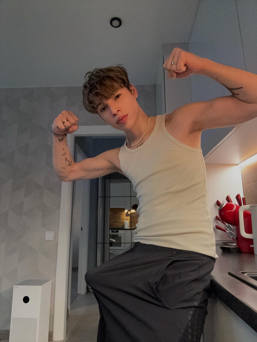 BabyAlekssasm's tweet photo. am i ur type? https://t.co/uqJ8w8jnA6