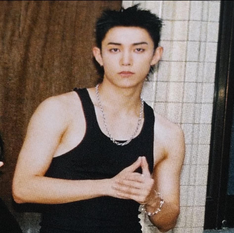 kuroryul's tweet photo. ryul black spiky textured haircut is so cool too, it really gives him that rebellious, effortlessly swaggy look that i like, he lowkey reminds me of ren from nana https://t.co/RmUDk0bzqo