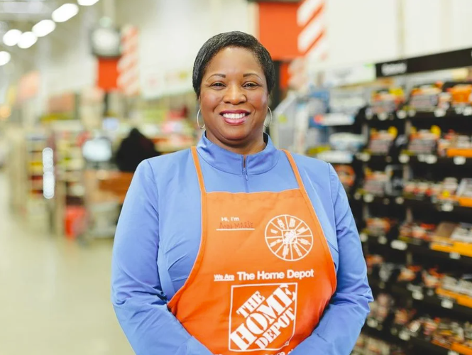 Business_Chief's tweet photo. 🏠 @HomeDepot just beat Wall Street expectations despite a ‘frozen’ US housing market.

Q2 revenue hit US$47.9bn as customers favour smaller home improvement projects over major renovations.

🔗 https://t.co/YtCBHBV6Tf

#HomeDepot #Retail https://t.co/MnFoVdBUBV
