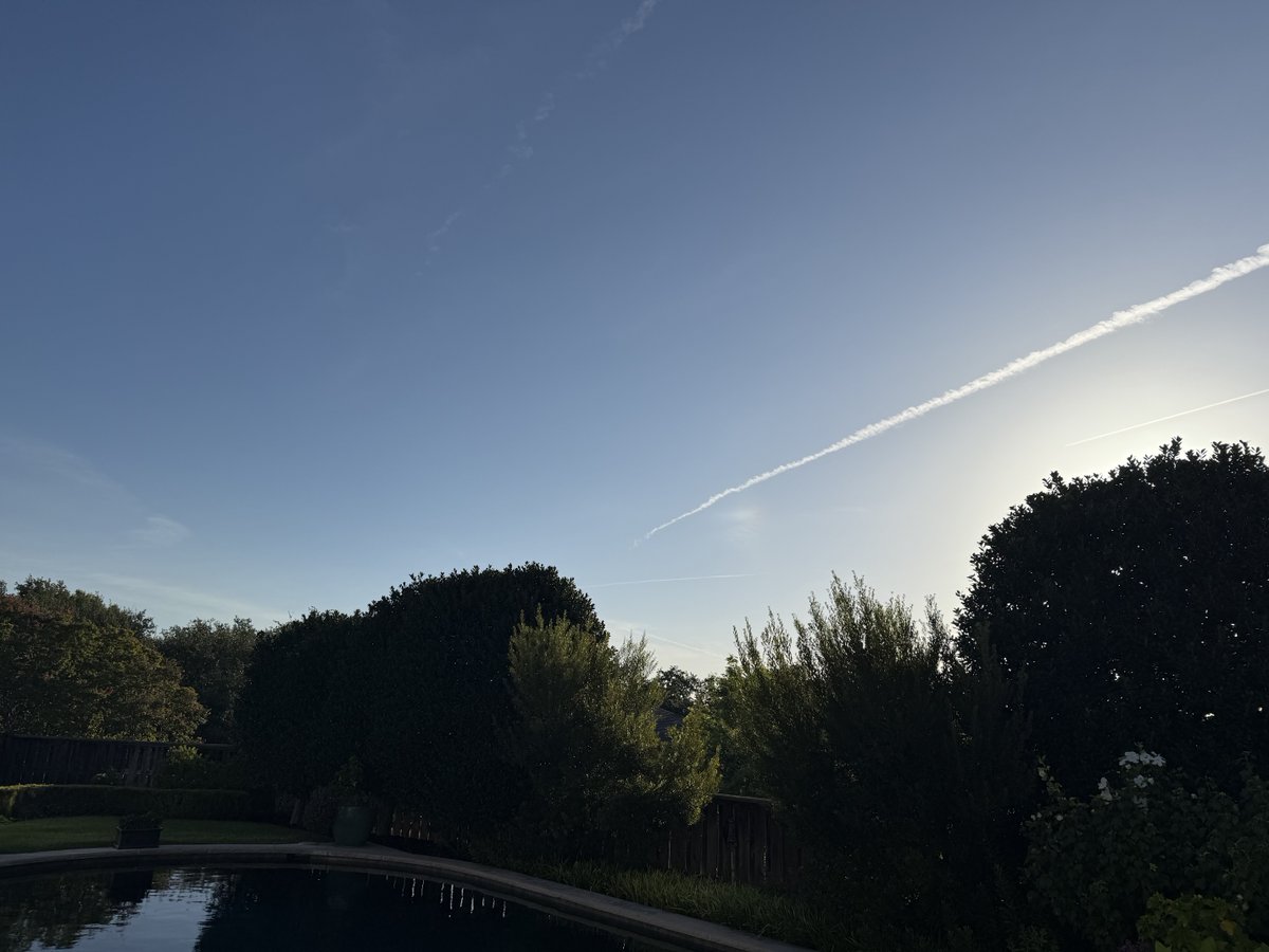 BarryBlalock8's tweet photo. Why?? These are the first chemtrails that I’ve seen in a while!!!! WTF😡😡😡 https://t.co/83452Dr3dq