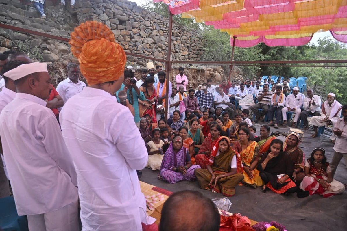 GopichandP_MLA's tweet photo. माडग्याळ येथे श्री महादेव मंदिरासमोर सभा मंडप बांधकामाचा भूमिपूजन सोहळा संपन्न झाला. या सुविधेमुळे धार्मिक व सामाजिक कार्यक्रमांसाठी नागरिकांना सुसज्ज जागा उपलब्ध होणार आहे.

माडग्याळच्या विकासाचा हा धडाका असाच सुरू राहील!

#देवभूमी_जत #माडग्याळ #GopichandPadalkar #Sangli https://t.co/R1C9pGHXh5