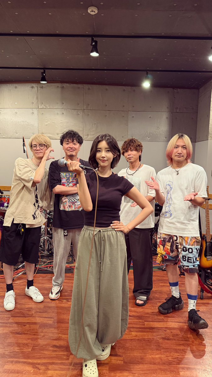 Kanon_Shizaki's tweet photo. 9月13日開催の
Kanon Shizaki 2nd Solo Live “mirror”

リハをしてきました！

今回のバンドメンバーはこちら！！！

Gt. @ebakohe 
Ba. @hideyang 
Dr. @HangChang1201 
Key. @taito_key_94 

我ながら本番がめちゃくちゃ楽しみです！！！
皆様おたのしみに！！！

🎟️ 【https://t.co/ZGVicFooyI】

2026.09.13
Veats Shibuya

#志崎樺音 #KanonShizaki
#mirror