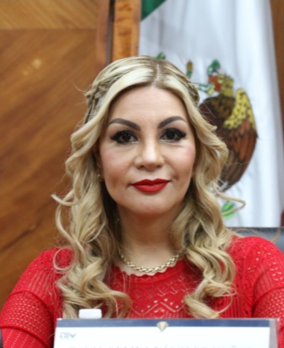 Melissa_Bely's tweet photo. 1-Acto
Magistrada gana más de 111 mil pesos mensuales.

2-Acto
Presenta factura de sus gastos cargados al órgano de justicia.

3-Acto 
En sus gastos cargó el café, bombones, galletas, donas y hasta los "churritos" que se comió.

👇

Magistrada electoral de Veracruz no gasta ni en café.

"La que demostró que “no gasta ni en defensa propia”, nos platican, fue la magistrada del Tribunal Electoral de Veracruz, Tania Celina Vásquez Muñoz, pues la compra de café, bombones, galletas, donas de marca, churritos y otros gustitos aparecieron facturados en sus gastos de viáticos para cargar al órgano de justicia.

Eso sí, varias cosas compradas en tienda de almacén. 

Si bien hasta ahora no hay nada de ilegal en ello, nos explican que la crítica “se le fue a la yugular” porque con un salario mensual neto de 111 mil 500 pesos, doña Tania no pueda ocupar su dinero para sus “gustitos” y cargue hasta un simple refresco o “unos churritos” al erario. 

¿Será que le duele el codo?"

@El_Universal_Mx