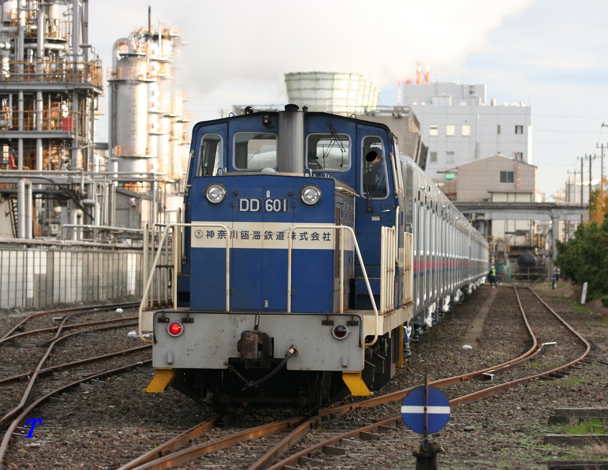 tetsuzou81's tweet photo. 2006.12.3
神奈川臨海鉄道甲種輸送
DD601＋京王8000系
この時はDD60の前面に社名が入ってました。
#甲種輸送 #神奈川臨海鉄道 https://t.co/J1Blyi7ixZ