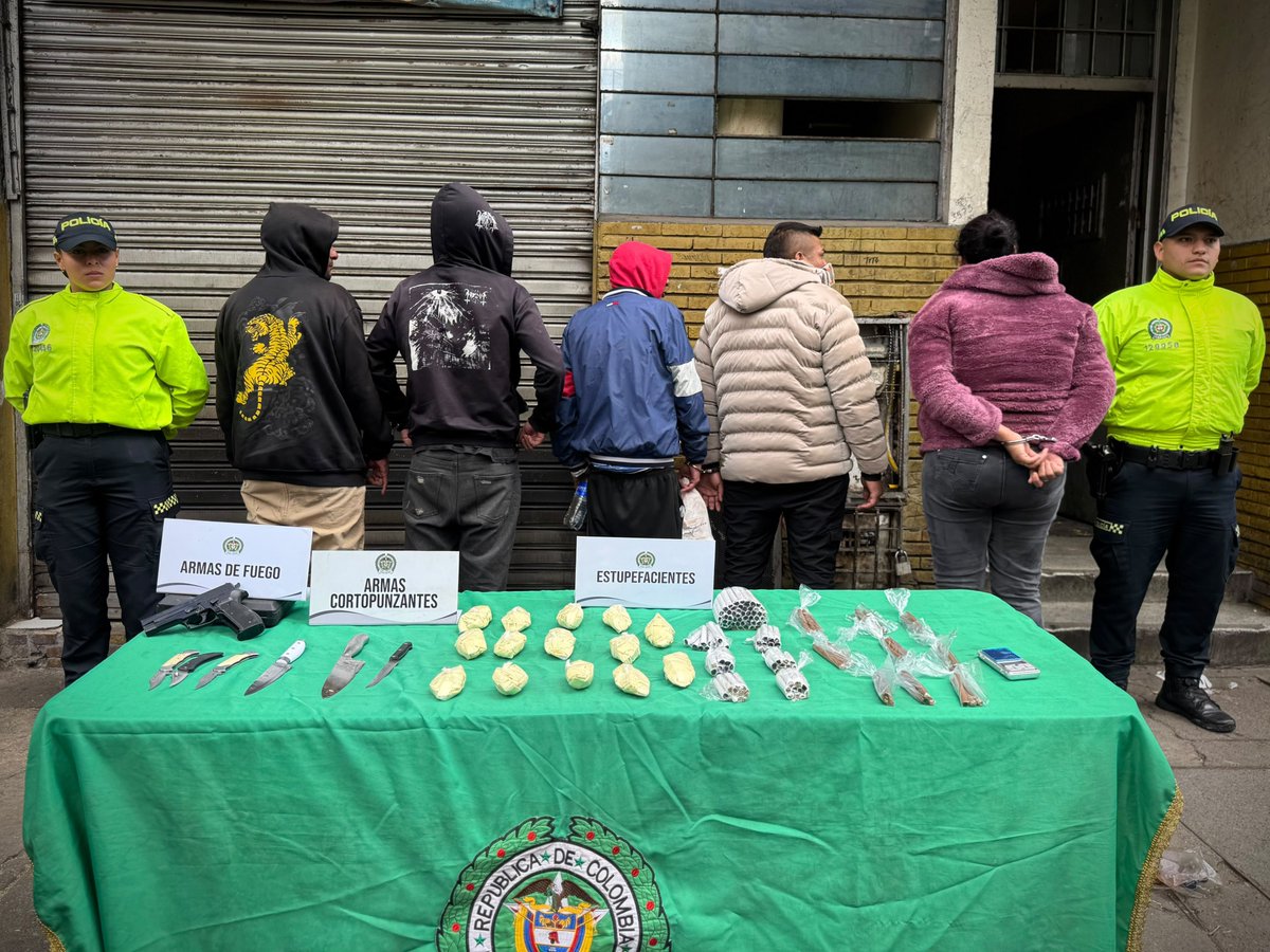 SeguridadBOG's tweet photo. En un operativo sorpresa, desde la madrugada, más de 300 policías inspeccionaron cada rincón de pagadiarios, establecimientos e inmuebles de La Favorita, donde #AEstaHora van cinco personas capturadas.

Entre ellas 'La Negra', señalada de administrar la venta de droga. También se incautaron 1.300 dosis de estupefacientes y $3 millones en efectivo. Dos inmuebles de la SAE que eran utilizados para delinquir fueron intervenidos.

Seguimos #DeFrenteContraElCrimen