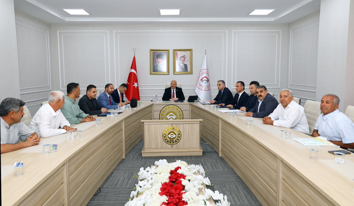 adiyamangovtr's tweet photo. Valimiz Sayın Abdullah Küçük, Köy Muhtarlarıyla Bir Araya Geldi

Valimiz Sayın Abdullah Küçük, ilimiz merkez ve ilçelerimize bağlı köylerimizin muhtarlarıyla bir araya gelerek, muhtarlarımızın köylerinde karşılaştıkları sorunlar ile ihtiyaç, talep ve önerileri dinledi.

İlimizin dört bir yanından gelen köy muhtarlarının katılımıyla gerçekleştirilen toplantıda, kırsal bölgelerimizin öncelikli ihtiyaçları ve vatandaşlarımızın beklentileri kapsamlı şekilde ele alındı. Muhtarlarımız, köylerinde karşılaştıkları sorunları ve vatandaşlarımızın taleplerini doğrudan Valimiz Sayın Abdullah Küçük’e aktardı.

Samimi ve çözüm odaklı bir anlayışla gerçekleştirilen toplantıda; kırsal konutlardan eğitime, sağlıktan tarıma, altyapı ve üstyapı çalışmalarından yol yapımına, içme suyundan sosyal yaşamı güçlendirecek hizmetlere kadar vatandaşlarımızın hayatına doğrudan dokunan pek çok konuda talepler değerlendirildi.

Kırsal kesimin daha yaşanabilir, daha güçlü ve daha müreffeh hale gelmesi için çalışmaların sürdürüldüğünü ifade eden Valimiz Sayın Abdullah Küçük, bir yandan köylerimizi ziyaret ederek ihtiyaçları yerinde tespit ettiklerini, diğer yandan ise toplumsal hayatımızın önemli yapı taşlarından biri olan muhtarlarımızla bir araya gelerek istişare kültürünü güçlendirdiklerini vurguladı.

Valimiz, muhtarlarımızla gerçekleştirdiğimiz istişare toplantılarındaki temel amacımız, geniş bir coğrafyaya sahip ilimizin en ücra köşesine kadar ulaşarak, her bir vatandaşımıza en kaliteli, hızlı ve etkin kamu hizmetini sunmaktır.