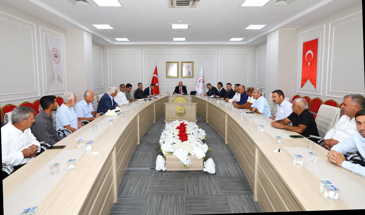 adiyamangovtr's tweet photo. Valimiz Sayın Abdullah Küçük, Köy Muhtarlarıyla Bir Araya Geldi

Valimiz Sayın Abdullah Küçük, ilimiz merkez ve ilçelerimize bağlı köylerimizin muhtarlarıyla bir araya gelerek, muhtarlarımızın köylerinde karşılaştıkları sorunlar ile ihtiyaç, talep ve önerileri dinledi.

İlimizin dört bir yanından gelen köy muhtarlarının katılımıyla gerçekleştirilen toplantıda, kırsal bölgelerimizin öncelikli ihtiyaçları ve vatandaşlarımızın beklentileri kapsamlı şekilde ele alındı. Muhtarlarımız, köylerinde karşılaştıkları sorunları ve vatandaşlarımızın taleplerini doğrudan Valimiz Sayın Abdullah Küçük’e aktardı.

Samimi ve çözüm odaklı bir anlayışla gerçekleştirilen toplantıda; kırsal konutlardan eğitime, sağlıktan tarıma, altyapı ve üstyapı çalışmalarından yol yapımına, içme suyundan sosyal yaşamı güçlendirecek hizmetlere kadar vatandaşlarımızın hayatına doğrudan dokunan pek çok konuda talepler değerlendirildi.

Kırsal kesimin daha yaşanabilir, daha güçlü ve daha müreffeh hale gelmesi için çalışmaların sürdürüldüğünü ifade eden Valimiz Sayın Abdullah Küçük, bir yandan köylerimizi ziyaret ederek ihtiyaçları yerinde tespit ettiklerini, diğer yandan ise toplumsal hayatımızın önemli yapı taşlarından biri olan muhtarlarımızla bir araya gelerek istişare kültürünü güçlendirdiklerini vurguladı.

Valimiz, muhtarlarımızla gerçekleştirdiğimiz istişare toplantılarındaki temel amacımız, geniş bir coğrafyaya sahip ilimizin en ücra köşesine kadar ulaşarak, her bir vatandaşımıza en kaliteli, hızlı ve etkin kamu hizmetini sunmaktır.