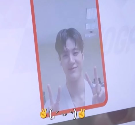 jenmong23's tweet photo. he so cute!! 😂😂 https://t.co/3GThcEgvNP