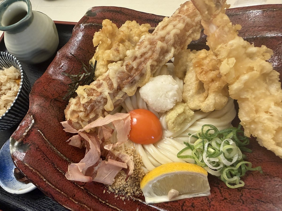 nekobitou's tweet photo. 遅ればせながらの…地味盆休み。
海老天ちく鶏ぶっかけ大盛り〜かやくご飯、そして おやつは蒸しパン！
ひる寝までしました。完璧です。🐷 https://t.co/6kaJoCtPBJ