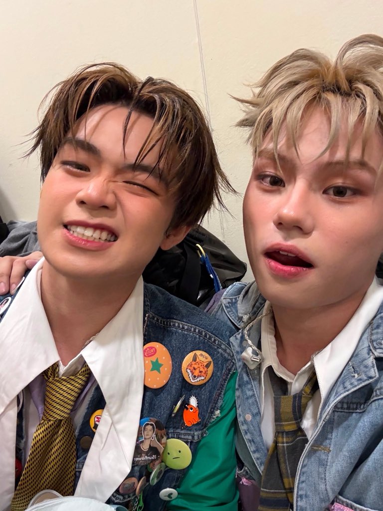 AJAAofc's tweet photo. 💜: HBD HBD HBD SO SO SO MUCH KUYA JC!! Thank you for always making me smile and i love you everyday every second every moment HBD!😜🤟😨🔥

#AJAA #AJAA_JC #AJAA_ALEX
#HappyJCDay #0819JcBirth https://t.co/5fXMMmDjGH