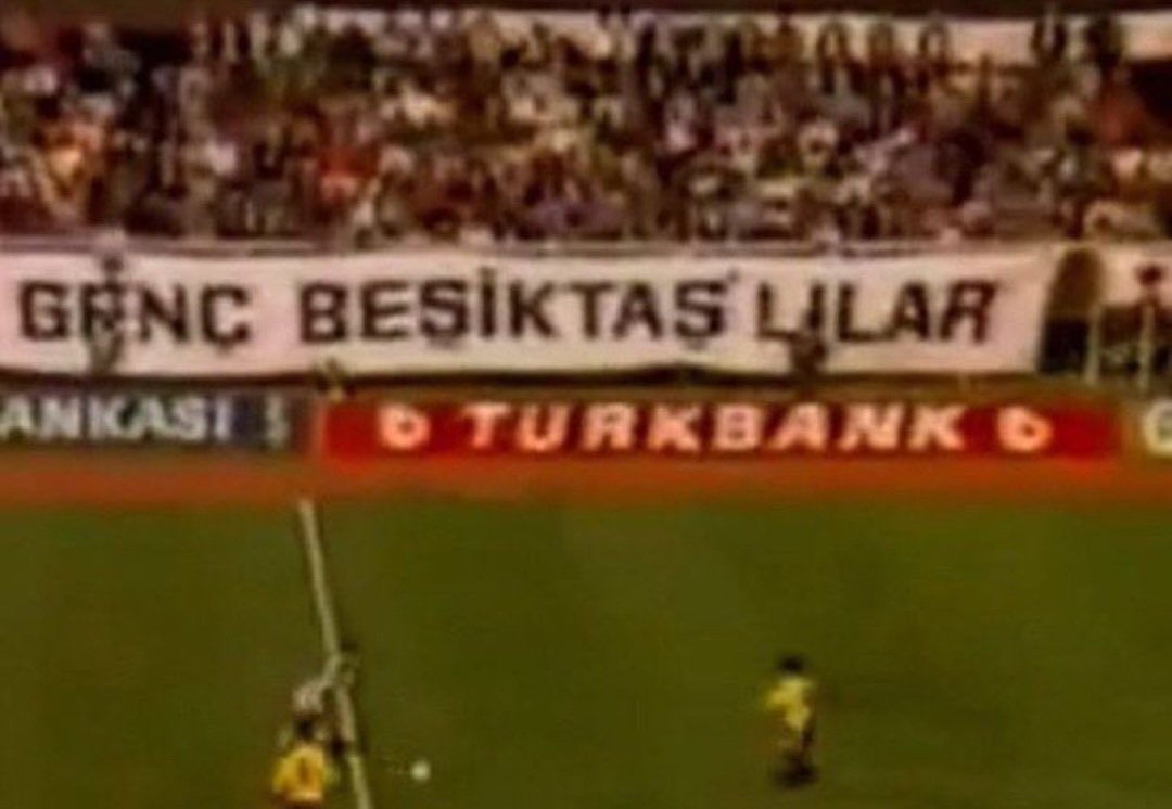 ClassHaber_'s tweet photo. -Birincisi; Üçlünün mucidi Beşiktaş’lı Tatava Cengiz’dir. 

-İkincisi; Tribün Grubunuz olan 
“Genç Fenerbahçeliler” ismi bile Beşiktaş’tan çalıntıdır.

-Üçüncüsü; “Dale Cavese” Müziği Beşiktaş ile özdeşleşmiştir. Beşiktaş “Mohikan” müziğini stadında çalsa nasıl tepki verirdiniz? 
▫️(Mohikan müziği bile çalıntı, ilk olarak 2006’da Trabzonspor tarafından stadında kullanılmıştır.)

-Dördüncüsü; Beste, Müzik vs. çalmakta zaten üstünüze yok; 
“Çocuklar İnanın, İnanın Çocuklar” bestesini bile kendinize uyarlayıp yıllarca söylediniz.

Sizde biliyorsunuz en büyük Tribünün Beşiktaş’ta olduğunu :)
Daha da konuşmaya gerek yok bence…