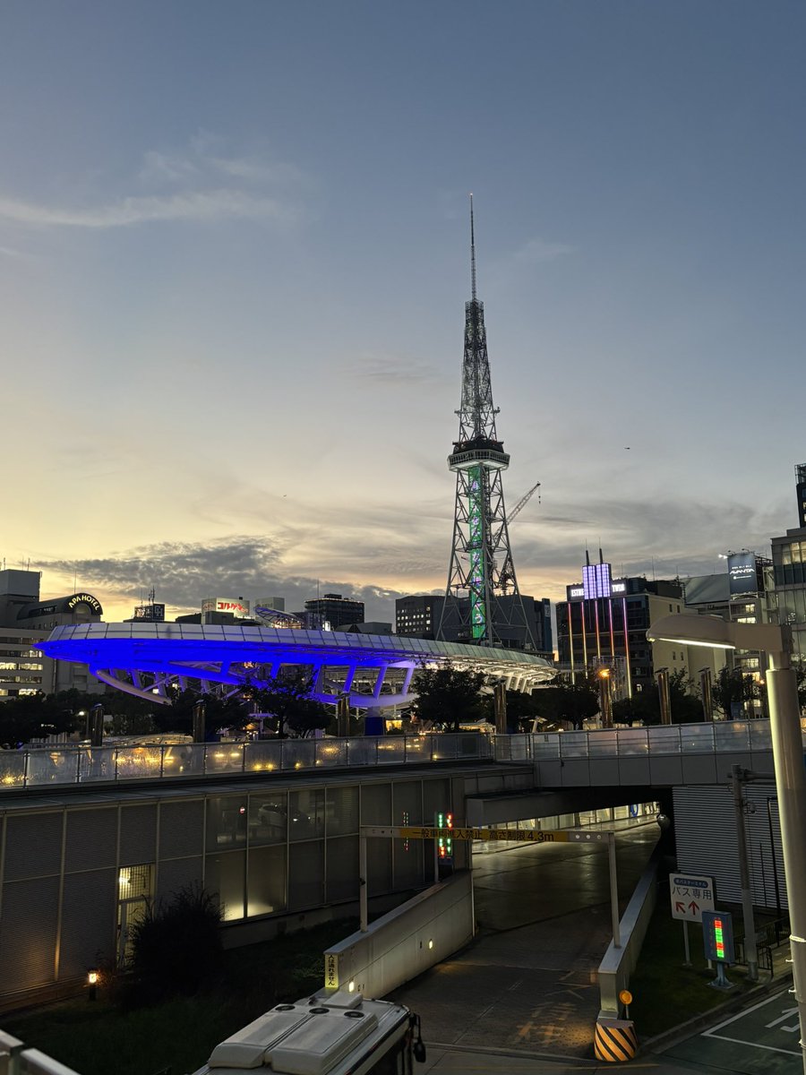Livinghardnow's tweet photo. #名古屋
#栄
#味噌
#錦のキャバクラ
#女の娘のドリンク1杯3900円て https://t.co/8L8RtcgrSJ