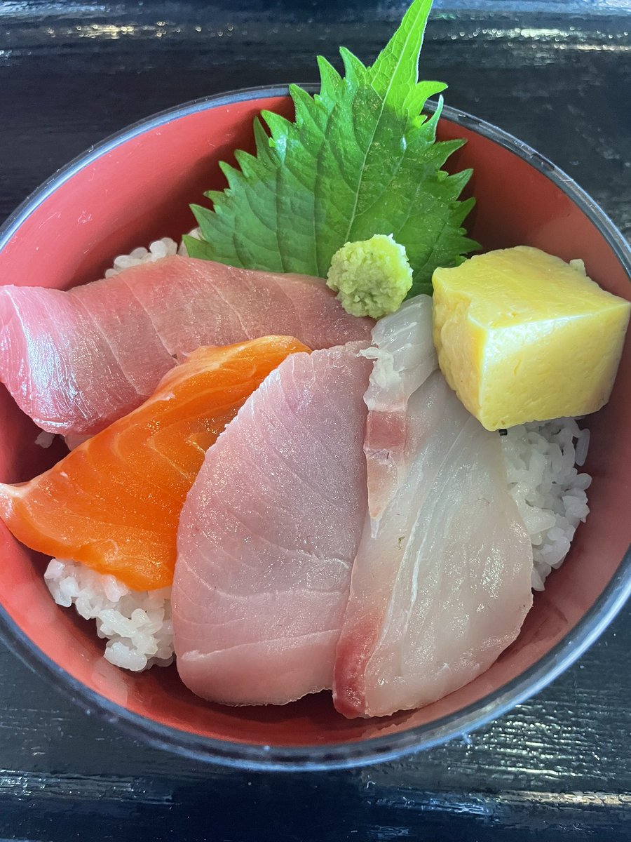 menmaou's tweet photo. 海鮮茶屋 濱膳@茨城県日立おさかなセンター
ミニ海鮮丼 🍚730円
メヒカリの唐揚げ 🐟680円

厚切りの鯛やサーモンの海鮮丼に
フワフワのメヒカリの唐揚げ！！
レモンで味変もあり🍋

#海鮮茶屋濱膳
#日立おさかなセンター
#メヒカリの唐揚げ 
他にも美味しそうなお店多数
ランチメニューは↓ https://t.co/tb8HS6clI7
