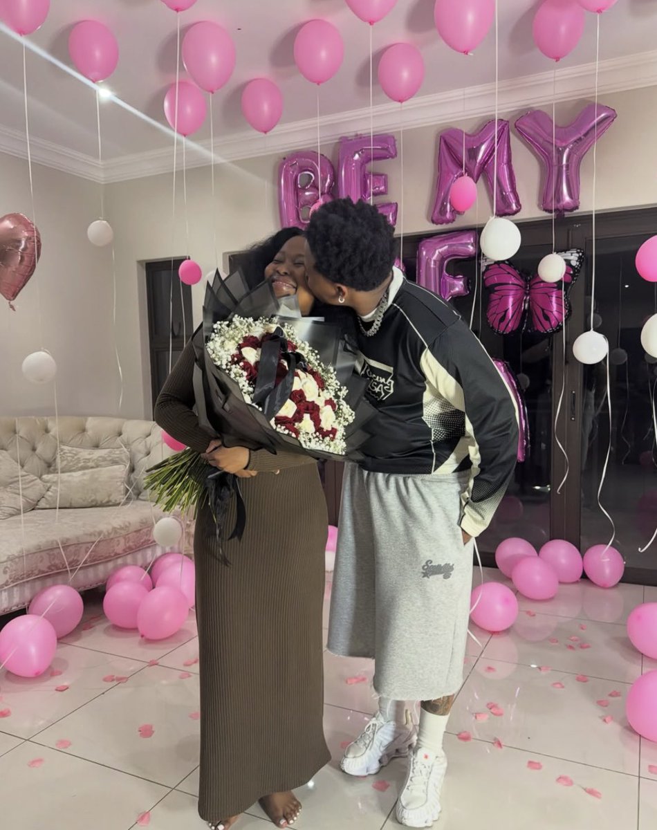 Cebe_Lihle23's tweet photo. Ghost Hlubi asks Seemah to be his girlfriend for 1 million time! Love is sweet🤭 https://t.co/2JFy3XZURS
