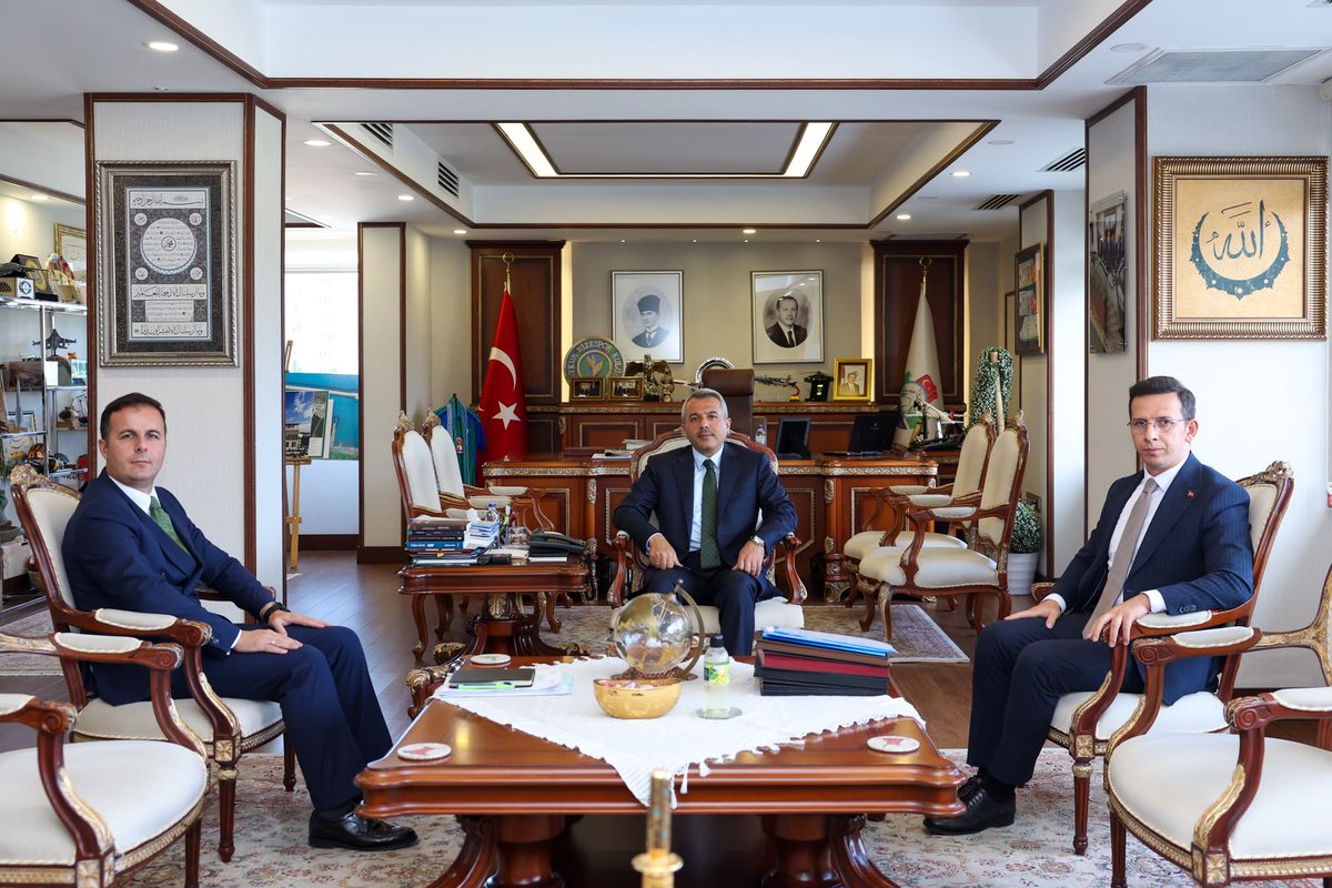 RizeVali's tweet photo. Valimiz Sayın İhsan Selim Baydaş başkanlığında, Vali Yardımcıları Mustafa Batuhan Alpboğa ve Metin Eyyüpkoca’nın katılımıyla haftalık değerlendirme toplantısı gerçekleştirildi.

Valilik Makamında düzenlenen toplantıda; il genelinde yürütülen çalışmalar, devam eden yatırımlar ve projelerin son durumu ele alındı. Kamu hizmetlerinin etkinliğinin artırılması ve vatandaşlarımıza sunulan hizmetlerin daha verimli hale getirilmesine yönelik konular değerlendirildi.

Toplantıda Vali Yardımcıları, sorumluluk alanlarına ilişkin yürütülen çalışmalar hakkında bilgi vererek mevcut durum ve süreçlere ilişkin değerlendirmelerde bulundu.