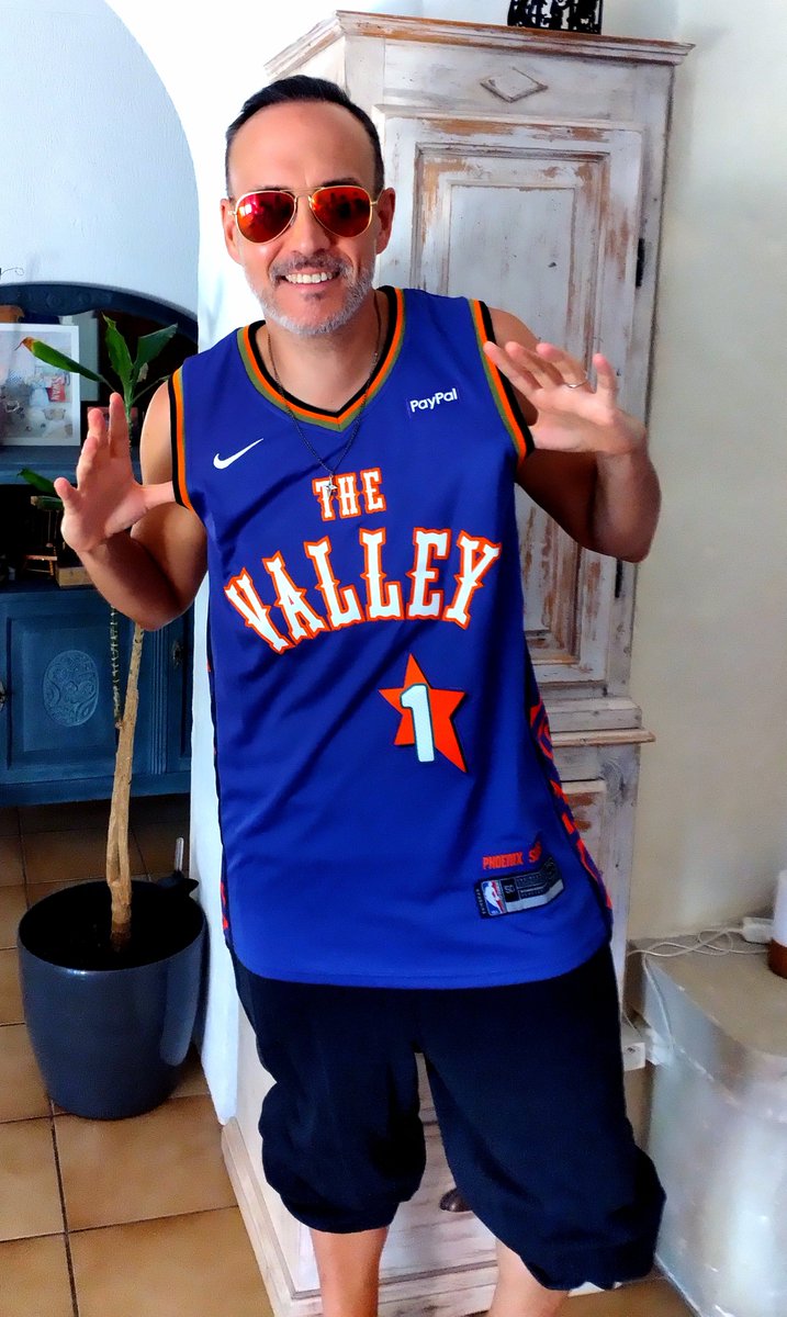 zooleil's tweet photo. Après avoir remporté le concours de prédictions du nombre de victoires des Phoenix Suns pour la saison 2025-2026, j'ai bien reçu le maillot en cadeau 🎁
Merci @RunSuns00005 !
☀️🐦‍🔥🏀 https://t.co/YxXOZEc0gz