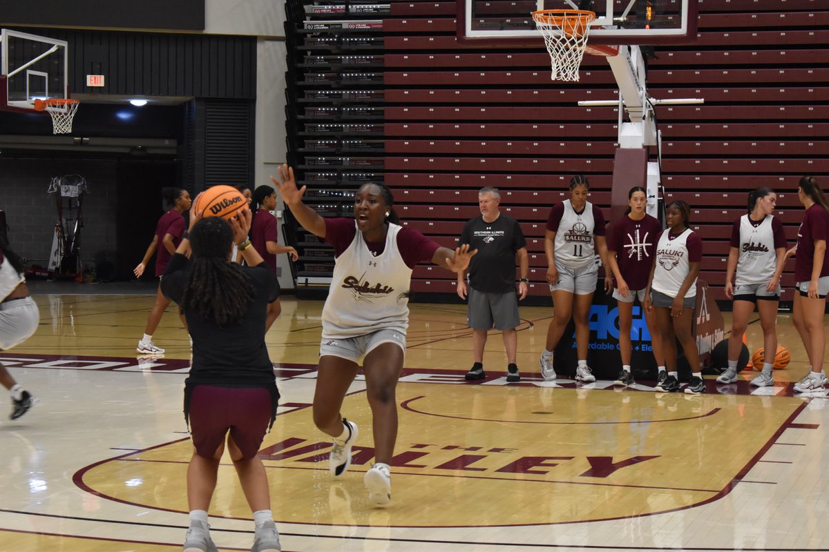 SIU_WBasketball's tweet photo. 𝟭𝒔𝒕 𝑫𝒂𝒚 𝑮𝒓𝒊𝒏𝒅 💪🏀

#MaroonMade | #Salukis https://t.co/8IU4ykJhkB