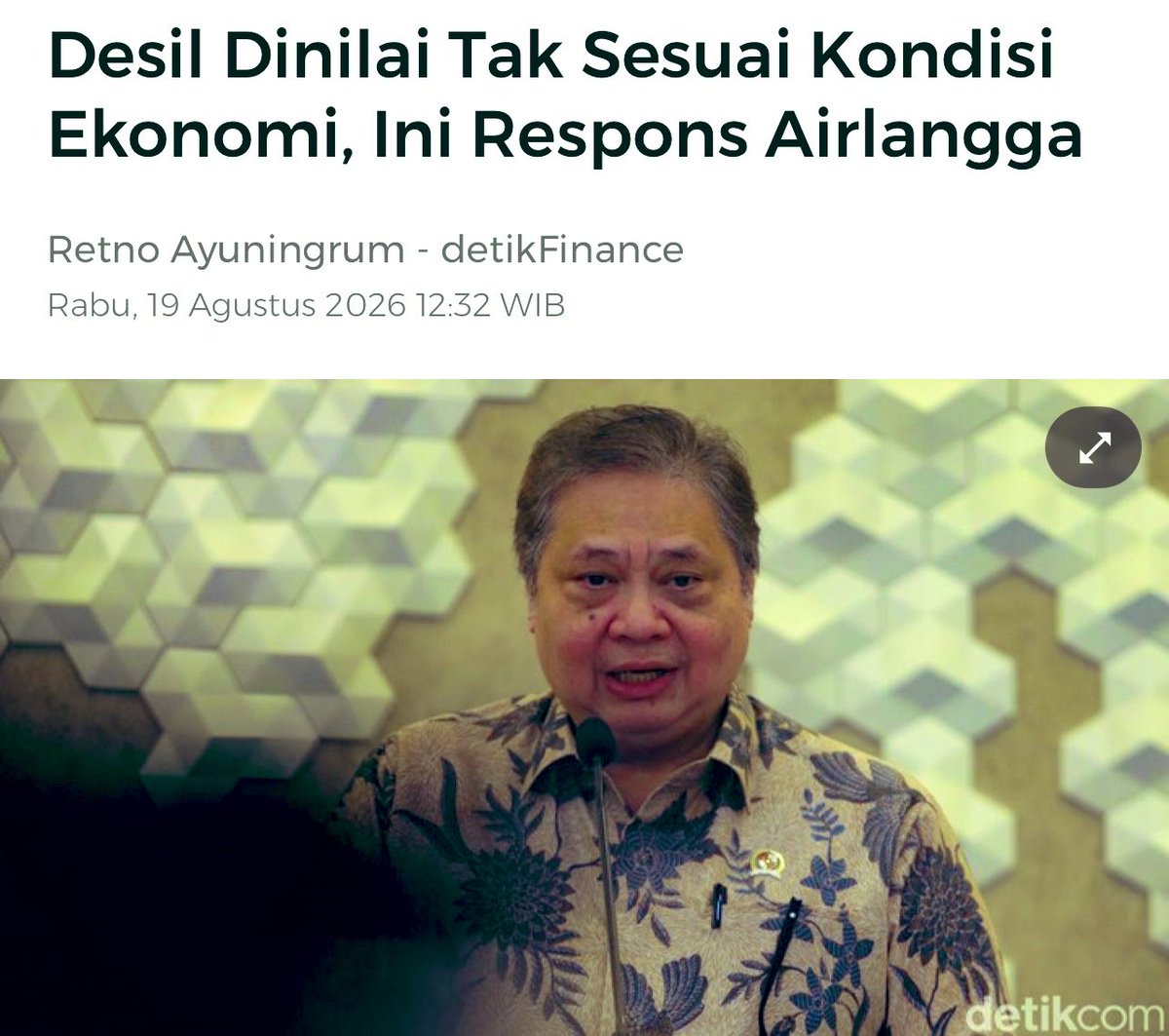 Opposite6888's tweet photo. Yang ramai soal pembagian Desil ternyata berdasarkan hasil dari sensus kemarin gaess..

Jadi, misal lu kerja serabutan atau setengah pengangguranlah itu masuk di Desil 9.
Ini diukur berdasarkan sosial ekonomi, seperti keterangan dari individu seperti pekerjaan, pendidikan, kondisi rumah, daya listrik dan kepemilikan aset.

Punya motor cuma satu dan butut pula lu pasti masuk dikategori tajir melintir karena sekalipun itu motor butut itungannya itu udah aset gaess 😂
Meski lu pengangguran ya.. !
Jadi disini pemahamannya walau pengangguran tapi punya aset yaitu motor butut 🤣

Yang nyensus kemarin juga jangan disalahin karena mereka cuma tinggal contengin table yang udah disiapin Pemerintah tanpa ada klasifikasi asetnya model apaan, baru/lama intinya ya tetap aset 😂

https://t.co/VkUf06OhjG