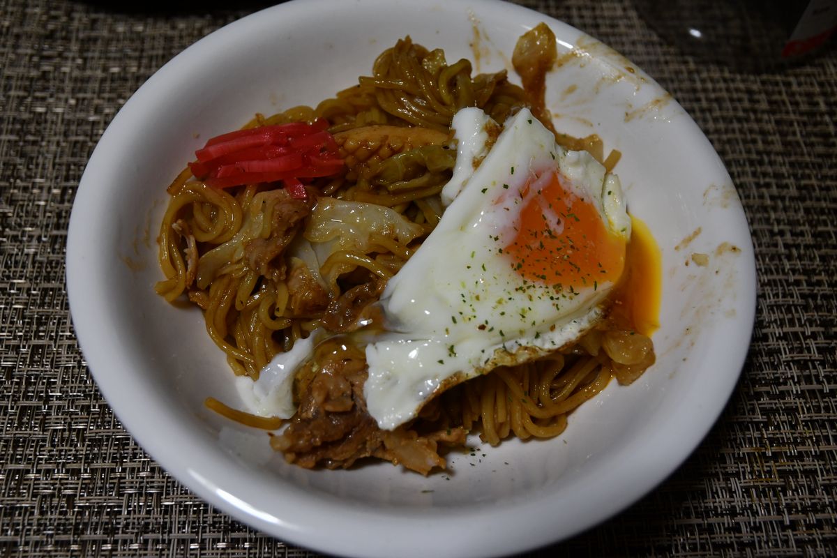 MITCH06R2's tweet photo. てりてりソースの焼きそば♪　・・・自分で作るとベトベトにしかならないし、若い食べ盛りのころの分量で作ってしまうので2.3日、同じものを食べなくてはいけません・・・orz https://t.co/lmhmoKXvzp