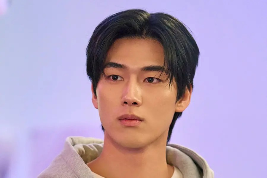 npomvtt's tweet photo. A ex-namorada de Hong Mingi respondeu à declaração de sua agência:

"Acabei de ler a declaração divulgada pela equipe de Hong Mingi.

Não é verdade que eu tenha ido até a casa dele para praticar stalking ou que tenha exigido que ele voltasse a se relacionar comigo.

Eu apenas pedi que ele se desculpasse, pelo menos, e não acho correto esse tipo de violência secundária, tentando me colocar contra a parede dessa maneira.

Hong Mingi e eu estávamos em um relacionamento desde abril. Durante esse período, tivemos muitos episódios de ciúmes, desentendimentos e brigas, como qualquer outro casal poderia ter. Nesse processo, sofri agressões verbais por parte de Hong Mingi. Mesmo assim, como eu sabia que ele já sofria de problemas psicológicos há algum tempo, perdoei e deixei passar, pensando que ele acabaria melhorando. Também não é verdade que eu tenha mantido contato constante com meu ex-namorado durante o relacionamento com Hong Mingi.

Na primeira semana de julho de 2026, percebi que havia algo estranho com meu corpo. Embora meu ciclo menstrual fosse normalmente regular, minha menstruação estava atrasada havia duas semanas. Por isso, avisei Hong Min-gi, com quem eu estava namorando, várias vezes sobre a minha preocupação, mas ele costumava me ignorar, dizendo: “Compra um teste de gravidez na Coupang e faz. Precisa que eu compre para você?”.

Então, na madrugada entre os dias 11 e 12 de julho, enquanto eu estava na casa de Hong Mingi, confirmei que o teste de gravidez havia dado positivo. Entrei em contato com ele imediatamente, e Hong Mingi, que estava a caminho de um lugar para beber, voltou para casa.

Assim que viu o teste de gravidez, ele gritou comigo, dizendo: “Por que você está coberta com um cobertor que nem está seco?”, e puxou o cobertor de mim. Fiquei profundamente abalada psicologicamente com aquela reação inesperada.

Depois disso, ele me deixou ainda mais angustiada ao dizer: “Você vai abortar, não vai? Vá fazer isso amanhã mesmo”.

No dia 13 de julho, por medo de ir ao ginecologista acompanhada de Hong Mingi, fui sozinha ao hospital e passei por um procedimento de interrupção da gravidez. Tenho como prova os registros médicos e as imagens do ultrassom realizados na ocasião.

Depois disso, Hong Mingi continuou dizendo que queria terminar comigo e, ao afirmar “Eu não consigo assumir a responsabilidade por você”, tentou fugir de suas responsabilidades. Ele ignorou quando eu disse: “Por favor, assuma a responsabilidade por mim pelo menos até que meu corpo se recupere”, e simplesmente cortou todo contato comigo.

Sem ter mais ninguém a quem recorrer, entrei em desespero, e esse desespero acabou se transformando em raiva. Foi então que fui, por iniciativa própria, até a casa de Hong Mingi.

Eu não conseguia contar sobre isso nem para os meus pais nem para os meus amigos. Naquele momento, a única pessoa a quem eu podia recorrer era justamente Hong Mingi, que havia me engravidado e depois me abandonado.

Senhor Hong Mingi, quando eu dizia “me ajude, estou com dor, sinto que vou morrer”, você permaneceu em silêncio e se esquivou de suas responsabilidades. Isso é stalking? Ter chegado ao meu limite e contado à sua mãe que eu estava sofrendo demais por causa da gravidez também é stalking? Por favor, pare e reflita sobre o que está fazendo.

Eu ainda sou uma estudante universitária do primeiro ano. E minhas aulas começarão novamente daqui a algumas semanas. Além disso, ainda estou sofrendo com as consequências da interrupção da gravidez.

Para alguém que está passando por tudo isso, a violência secundária contínua e unilateral promovida pela equipe de Hong Mingi só pode ser vista como uma tentativa cruel de silenciar e destruir uma jovem.

A agência de Hong Mingi, que está tentando me apresentar como uma stalker, e o próprio Hong Mingi, que não demonstra qualquer intenção de refletir sobre o que fez, fizeram com que eu não veja mais qualquer necessidade de tentar chegar a um acordo.

Também vou responder judicialmente, juntamente com meu advogado."