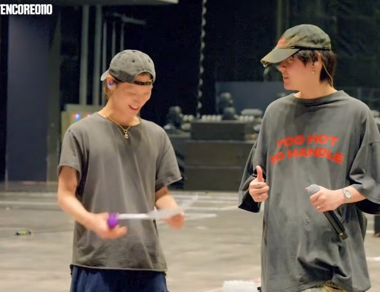 qintenlee10's tweet photo. นี่ใช่มั้ยที่เตนล์บอกว่าพอได้ทำงานกับศลปไทยจะฟรีมากๆตอนซ้อมอีกอย่าง วันคอนจริงอาจจะอีกอย่าง จังหวะนี้คือทอยน่าจะเปลี่ยนโน๊ตหรือเนื้อเสียงตัวเอง เพราะฟรีสไตล์สุดๆ ทำแบบนี้คืออะไรใหม่ๆ เตนล์มานดูตกกะใจจ 555555 มีแอบมองหน้าแว้บนึง ละทอยก็เอ็นดูนะมาบอกซอรี🤣 ตอนจบมียกนิ้ว👍🏻 ให้เตนล์น้าาทอย