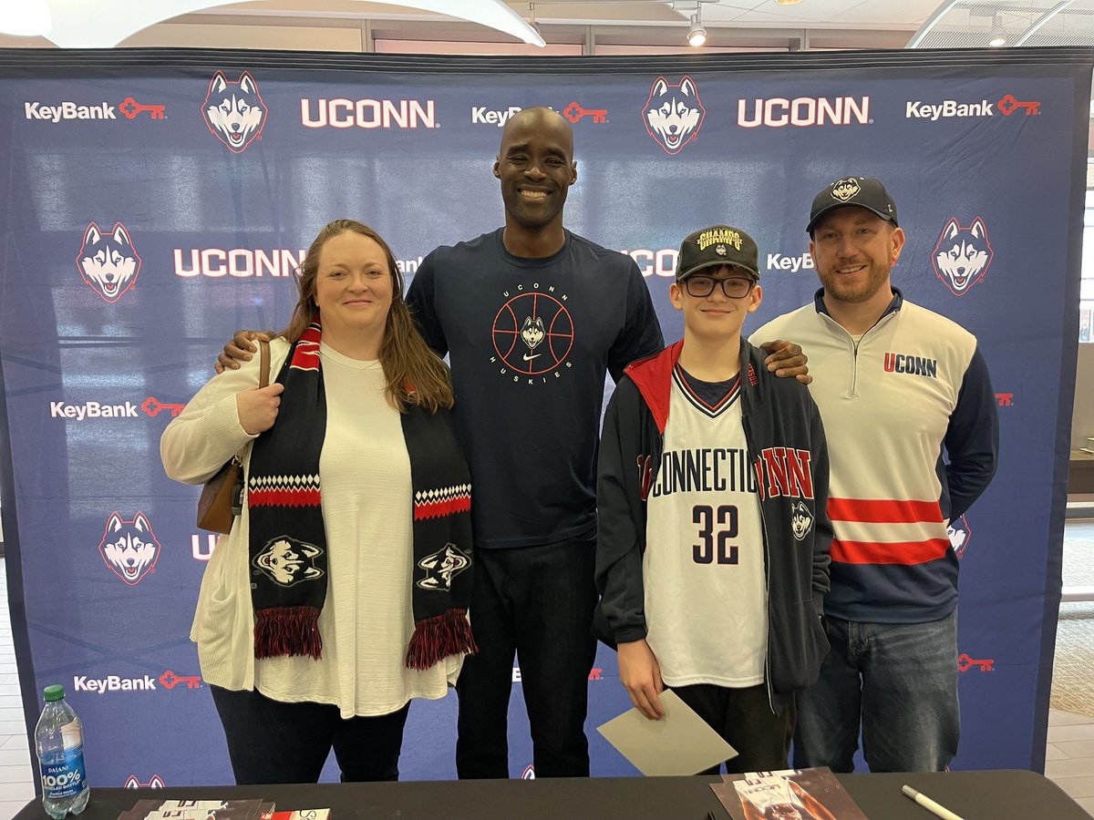 KWMcCabe82's tweet photo. @Chris_Grosse The tall guy is the most athletic, but I have the nicest retro quarter zip! Oh, and two years later, my son is now taller and more athletic than me. https://t.co/skvBJMDTET